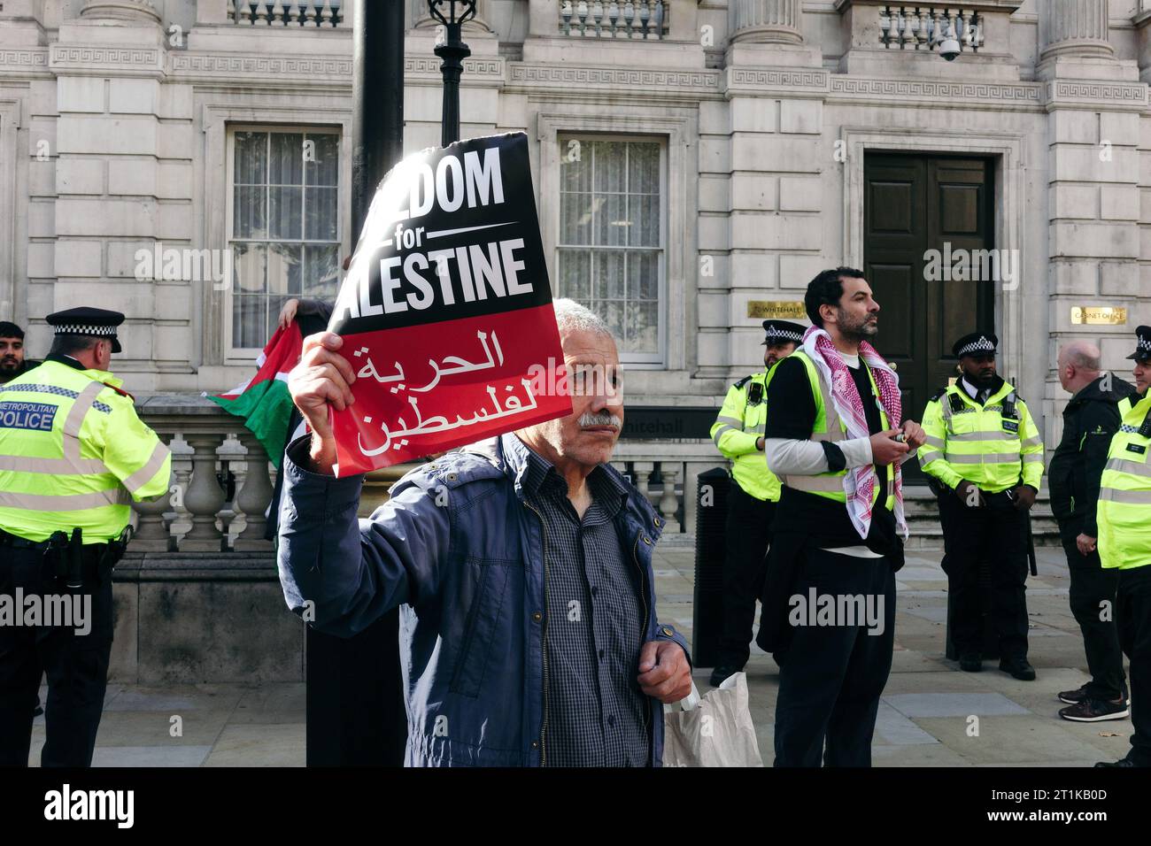 London, Großbritannien. 14. Oktober 2023 viele Tausende von Menschen, darunter Gruppen von Stop the war Coalition, Freunde von Al Aqsa, die Neturei Karta Jewish Community und viele andere, kommen in Zentral-London zusammen, um gegen die sich entwickelnde Situation in Israel und Gaza nach einer jüngsten Eskalation zu marschieren. Die Gesänge des „freien Palästinas“ wurden hörbar, während Flaggen zündeten, während Scotland Yard und die Metropolitan Police davor warnten, Unterstützung für die Hamas zu zeigen. © Simon King/Alamy Live News Stockfoto