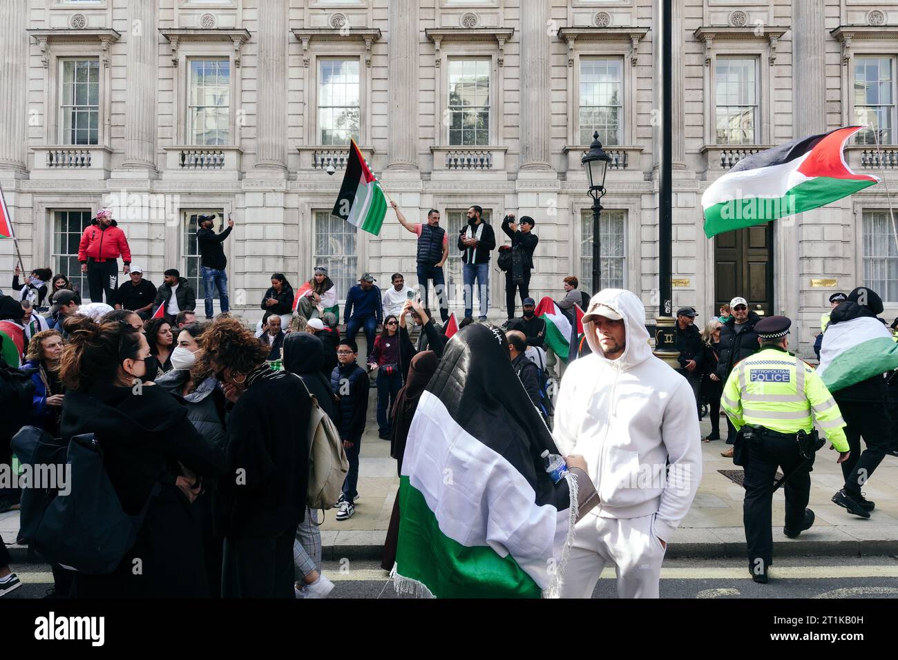 London, Großbritannien. 14. Oktober 2023 viele Tausende von Menschen, darunter Gruppen von Stop the war Coalition, Freunde von Al Aqsa, die Neturei Karta Jewish Community und viele andere, kommen in Zentral-London zusammen, um gegen die sich entwickelnde Situation in Israel und Gaza nach einer jüngsten Eskalation zu marschieren. Die Gesänge des „freien Palästinas“ wurden hörbar, während Flaggen zündeten, während Scotland Yard und die Metropolitan Police davor warnten, Unterstützung für die Hamas zu zeigen. © Simon King/Alamy Live News Stockfoto