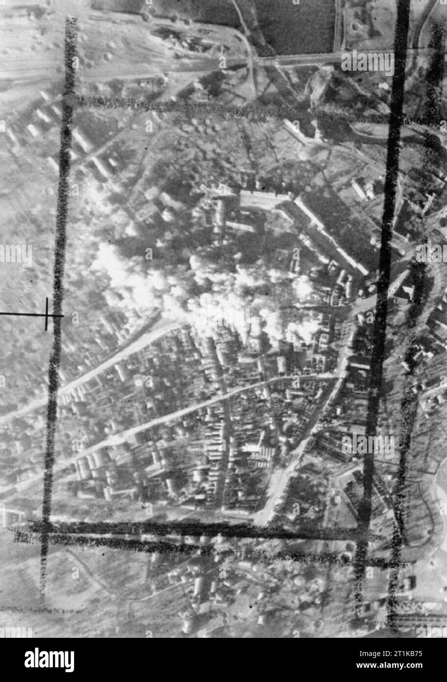 Royal Air Force - 2nd Tactical Air Force, 1943-1945. Vertikale Luftbild bei Tageslicht Angriff auf Geldern, Deutschland übernommen, die mit mittlerer Bomber Nr. 2 Gruppe, die Sticks von Bomben an einer Kreuzung im Zentrum der Stadt explodierte Um choke Punkte für die deutschen Truppen und liefert versucht zu erstellen. Stockfoto