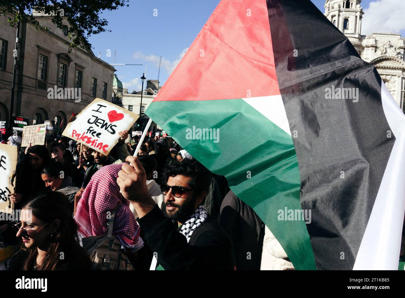 London, Großbritannien. 14. Oktober 2023 viele Tausende von Menschen, darunter Gruppen von Stop the war Coalition, Freunde von Al Aqsa, die Neturei Karta Jewish Community und viele andere, kommen in Zentral-London zusammen, um gegen die sich entwickelnde Situation in Israel und Gaza nach einer jüngsten Eskalation zu marschieren. Die Gesänge des „freien Palästinas“ wurden hörbar, während Flaggen zündeten, während Scotland Yard und die Metropolitan Police davor warnten, Unterstützung für die Hamas zu zeigen. © Simon King/Alamy Live News Stockfoto