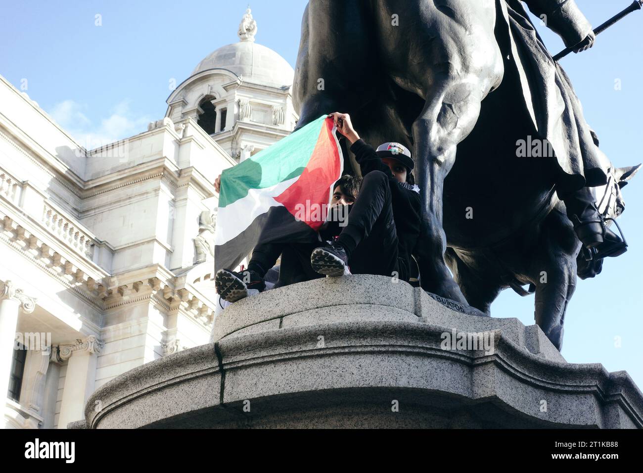 London, Großbritannien. 14. Oktober 2023 viele Tausende von Menschen, darunter Gruppen von Stop the war Coalition, Freunde von Al Aqsa, die Neturei Karta Jewish Community und viele andere, kommen in Zentral-London zusammen, um gegen die sich entwickelnde Situation in Israel und Gaza nach einer jüngsten Eskalation zu marschieren. Die Gesänge des „freien Palästinas“ wurden hörbar, während Flaggen zündeten, während Scotland Yard und die Metropolitan Police davor warnten, Unterstützung für die Hamas zu zeigen. © Simon King/Alamy Live News Stockfoto