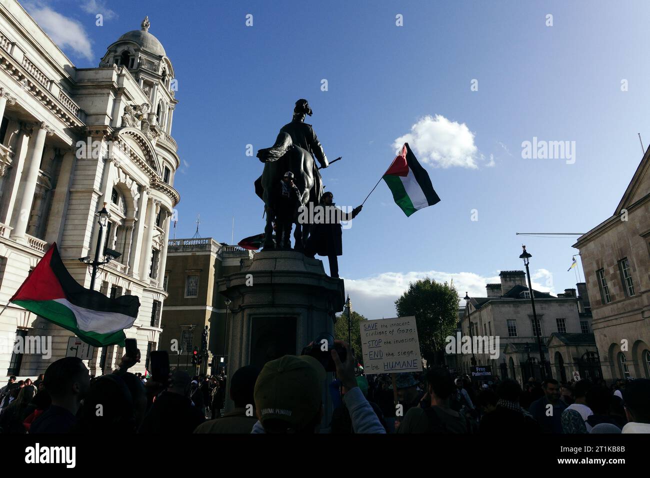 London, Großbritannien. 14. Oktober 2023 viele Tausende von Menschen, darunter Gruppen von Stop the war Coalition, Freunde von Al Aqsa, die Neturei Karta Jewish Community und viele andere, kommen in Zentral-London zusammen, um gegen die sich entwickelnde Situation in Israel und Gaza nach einer jüngsten Eskalation zu marschieren. Die Gesänge des „freien Palästinas“ wurden hörbar, während Flaggen zündeten, während Scotland Yard und die Metropolitan Police davor warnten, Unterstützung für die Hamas zu zeigen. © Simon King/Alamy Live News Stockfoto