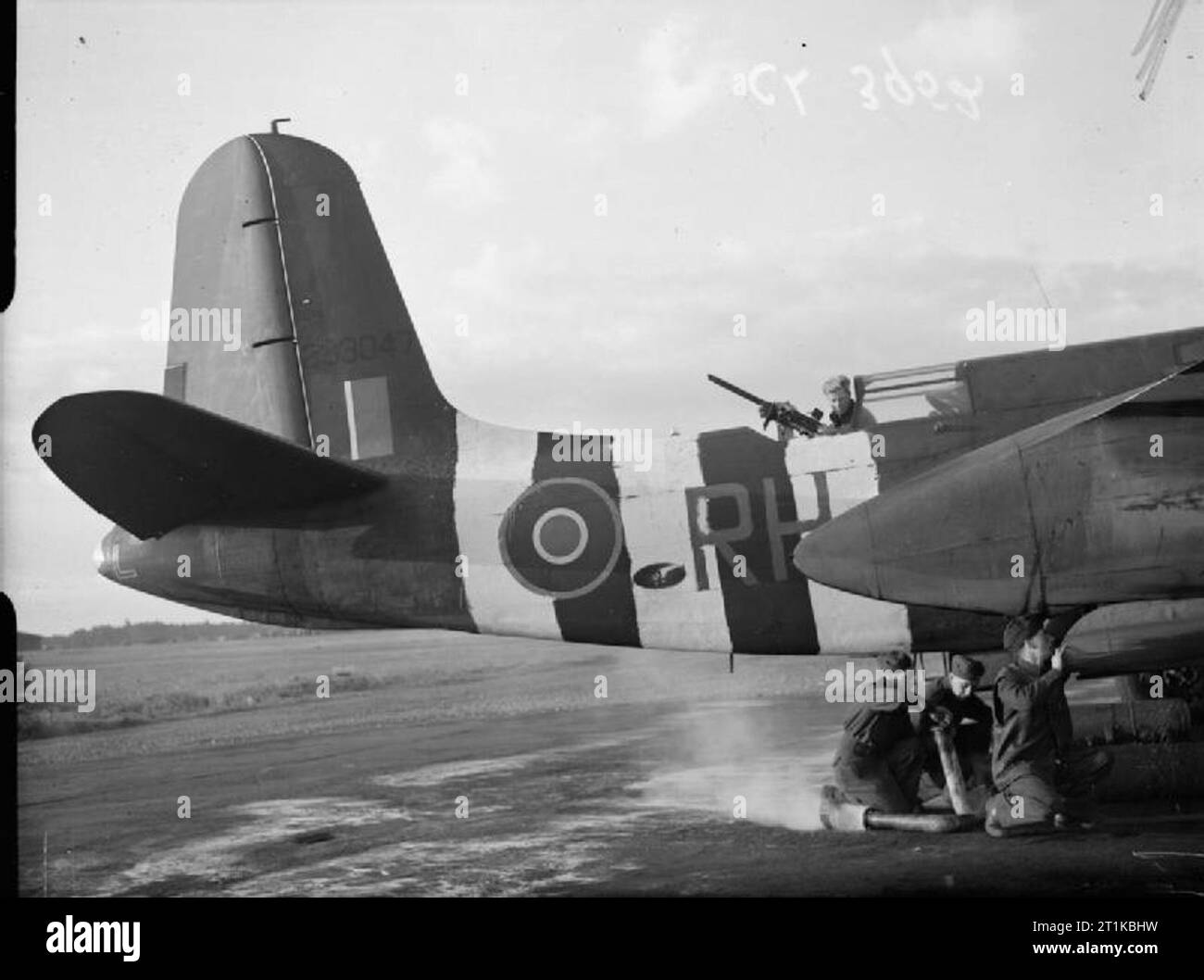 Royal Air Force - 2nd Tactical Air Force, 1943-1945. Operation Neptun: die Luft und Naval assault Phase der OVERLORD. Ein waffenschmied prüft die dorsale .303 Maschinengewehre von Douglas Boston Mark IIIA, BZ 292 "RH-L', der Nr. 88 Squadron RAF in Hartford Brücke, Surrey, während zwei andere der Rauch Zylinder in der Bombe aufzufüllen - Bucht, zwischen Low-level-Rauch - Festlegung sorties entlang der Küste der Normandie. BZ 292, ein lend-lease Douglas A-20 C, trägt noch den amerikanischen Seriennummer 42-33047 auf dem Schwanz: Die britische Seriennummer wurde durch die HASTIG-AEAF 'Invasion' Streifen angewendet. Stockfoto