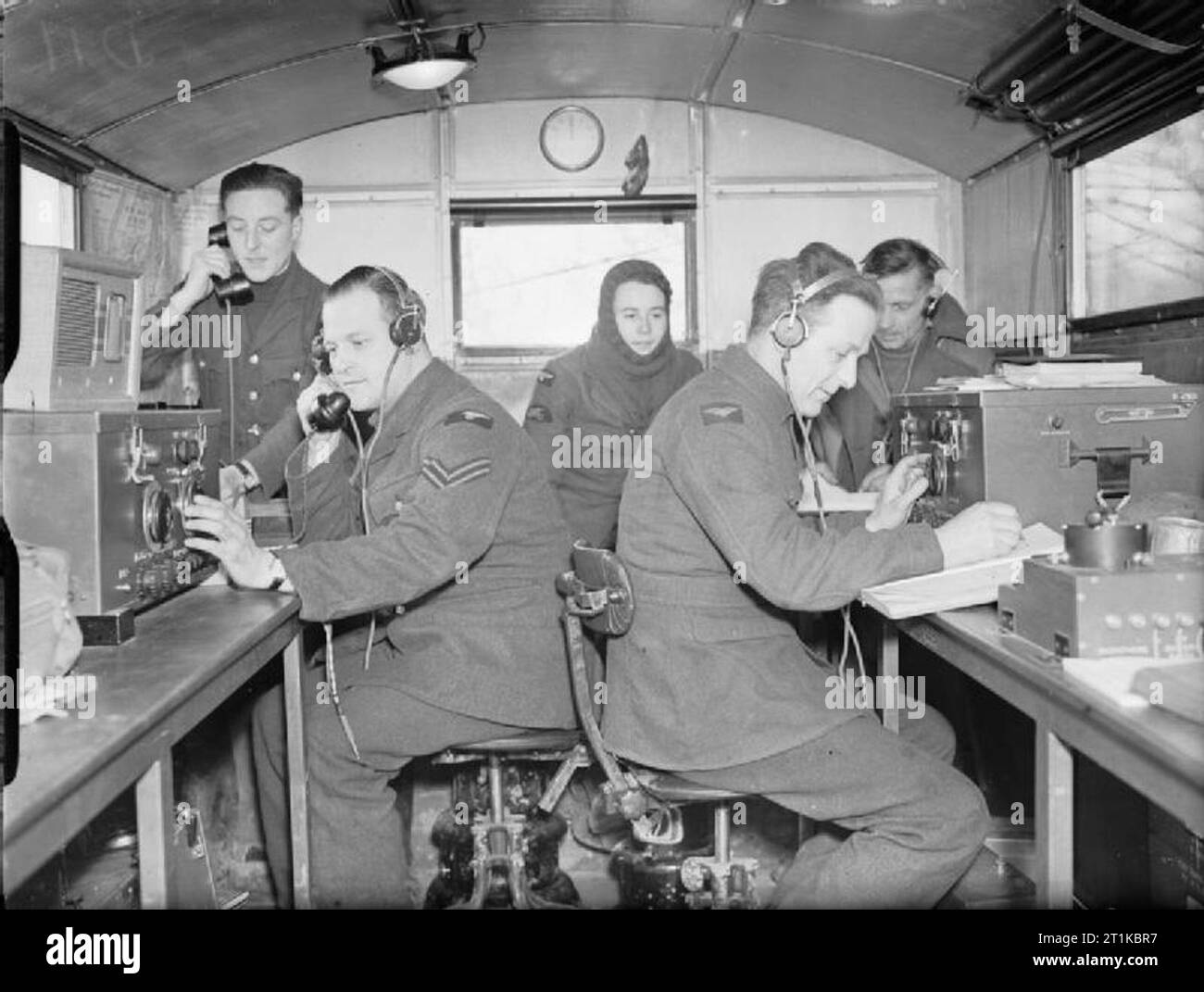 Royal Air Force - Frankreich 1939-1940. Radio Betreiber von Nr. 73 Squadron RAF bei der Arbeit in einer mobilen Empfangsstation Rouvres. Stockfoto