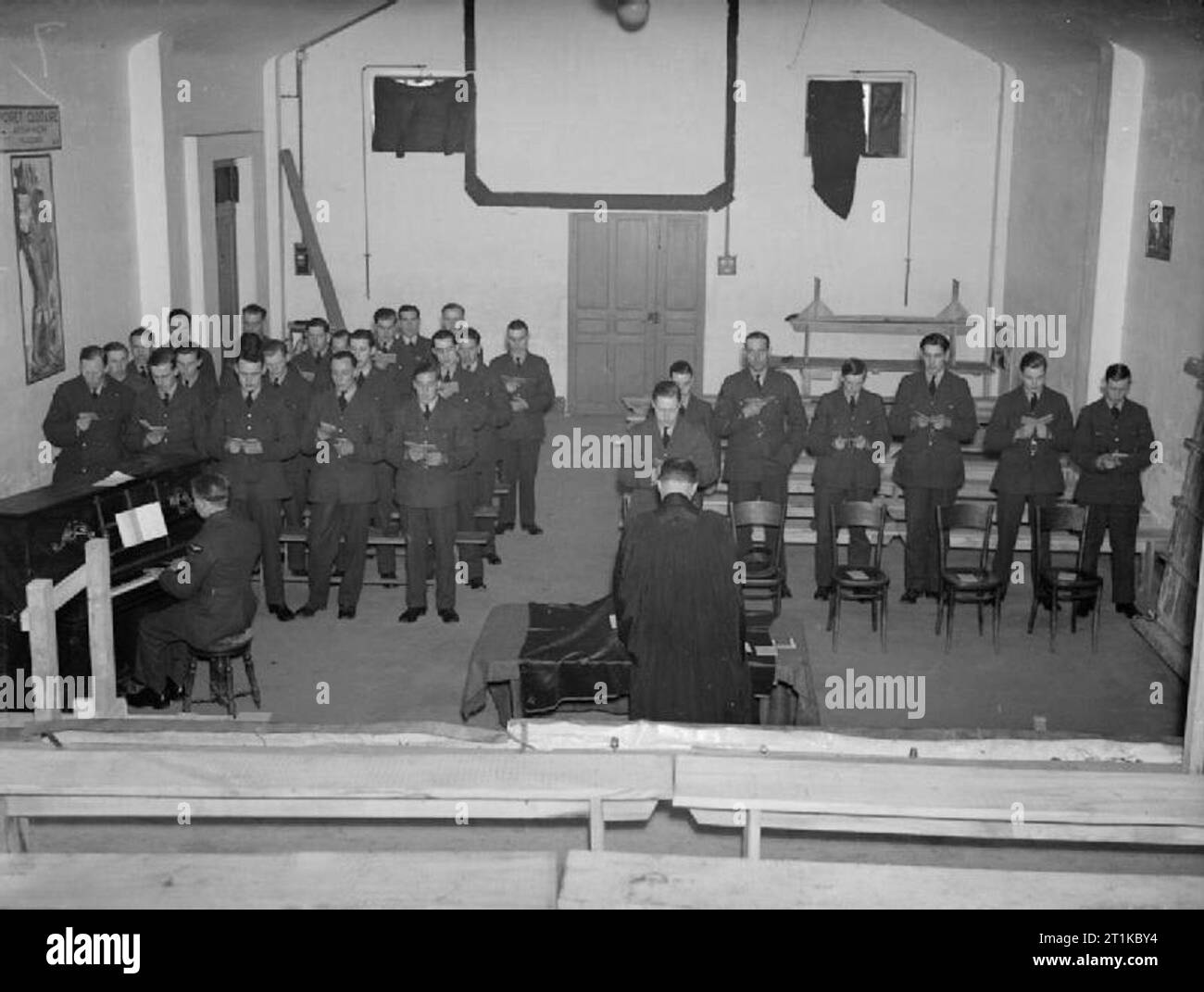 Royal Air Force - Frankreich, 1939-1940. Ein RAF Kaplan führt einen Gottesdienst in einem Dorf in Frankreich. Stockfoto