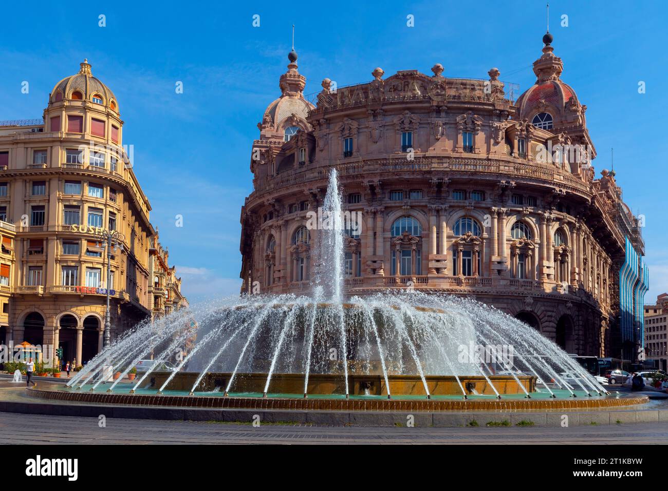 Der Ferrari-Platz oder die Piazza de Ferrari ist der Hauptplatz in zentraler Lage zwischen der Altstadt und dem modernen Zentrum von Genua. Ligurien, Italien. Die s Stockfoto