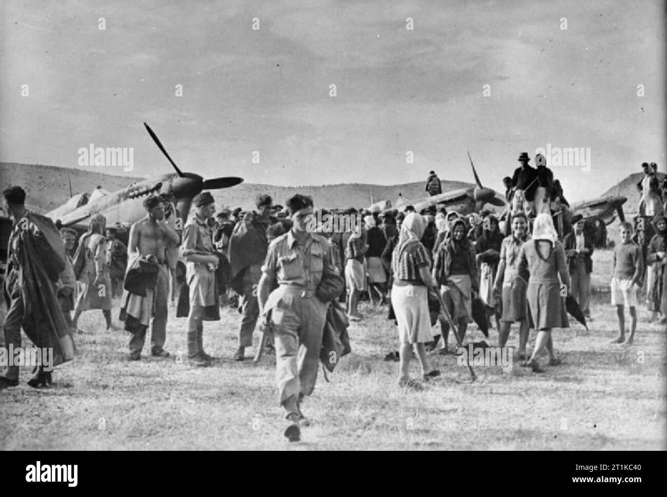 Royal Air Force - Italien, auf dem Balkan und in Südosteuropa, 1942-1945. Supermarine Spitfire Mark Vs der Nr. 32 Squadron RAF verursachen viel Interesse unter den lokalen Bauern kurz nach Araxos, Griechenland anreisen, nach ihrer Erfassung am 23. September 1944. Sie waren die ersten RAF-Flugzeuge auf das griechische Festland seit 1941 zurück, die mit der Bereitstellung von Fighter Abdeckung für Transportflugzeuge am Flugplatz angekommen beauftragt. Stockfoto