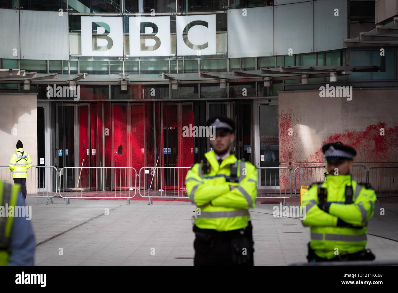 London, Großbritannien. Oktober 2023. Rote Farbe wird vor Beginn des marsches auf das Hauptquartier von BBCÕs gesprüht. Tausende von Menschen treten in Solidarität aus, um für Palästina zu marschieren. Seit der Wiederaufnahme des Konflikts zwischen Israel und Hamas vor einer Woche gab es weltweit Proteste, die bereits seit Beginn des Konflikts Tausende von Toten gefordert haben. Andy Barton/Alamy Live News Stockfoto