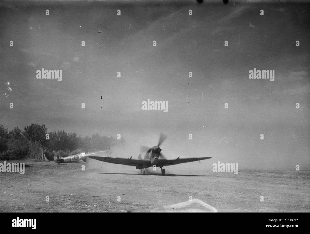 Royal Air Force - Italien, auf dem Balkan und in Südosteuropa, 1942-1945. Supermarine Spitfire Mark VCs von Nr. 43 Squadron RAF Taxi durch Wolken von Staub auf den an tusciano Landeplatz in der Nähe von Salerno, Italien. Stockfoto