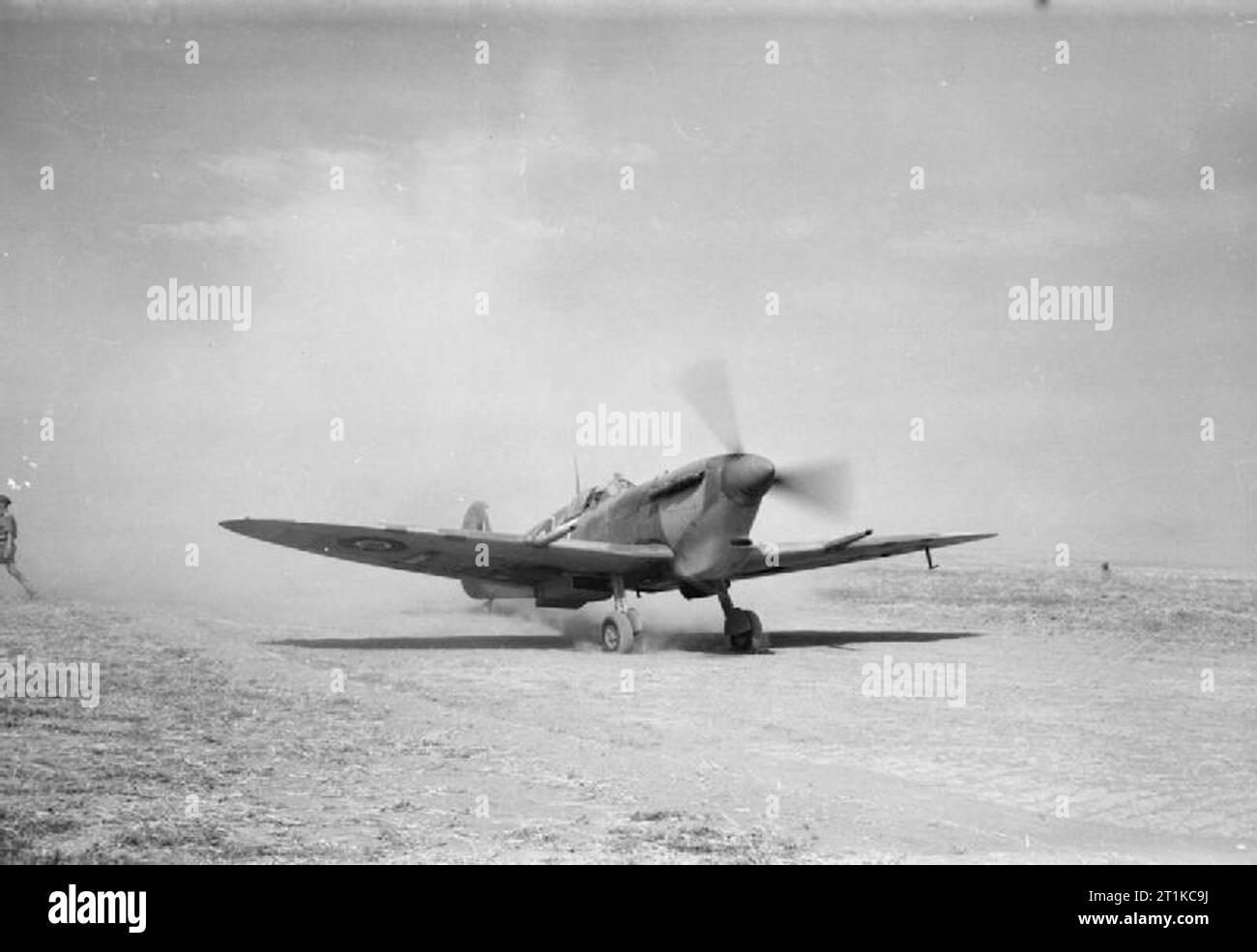 Royal Air Force - Italien, auf dem Balkan und in Südosteuropa, 1942-1945. Ein Supermarine Spitfire Mark VC von Nr. 43 Squadron RAF wirft die Staub als es Taxis zu nehmen an tusciano Landeplatz in der Nähe von Salerno, Italien, für einen Ausfall. Stockfoto