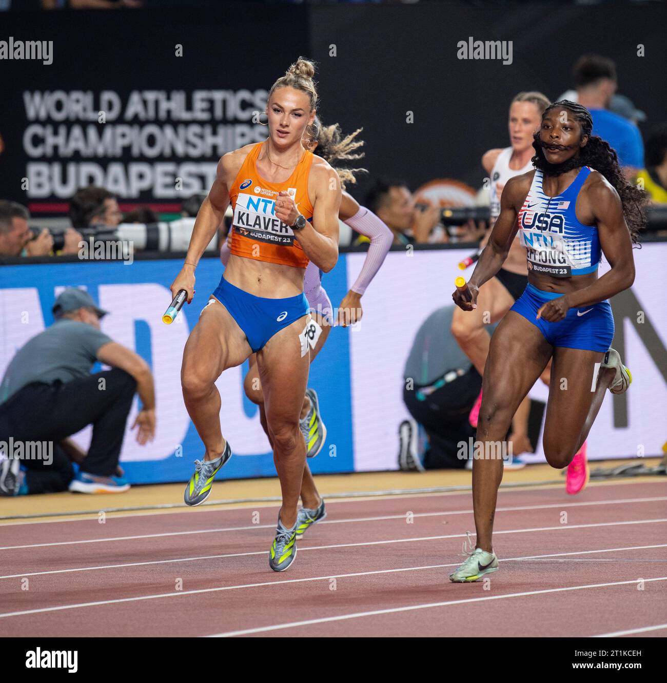 Lieke Klaver aus den Niederlanden trat in der gemischten 4x400-m-Staffel bei den Leichtathletik-Weltmeisterschaften im Nationalen Leichtathletikzentrum in Budapest an Stockfoto