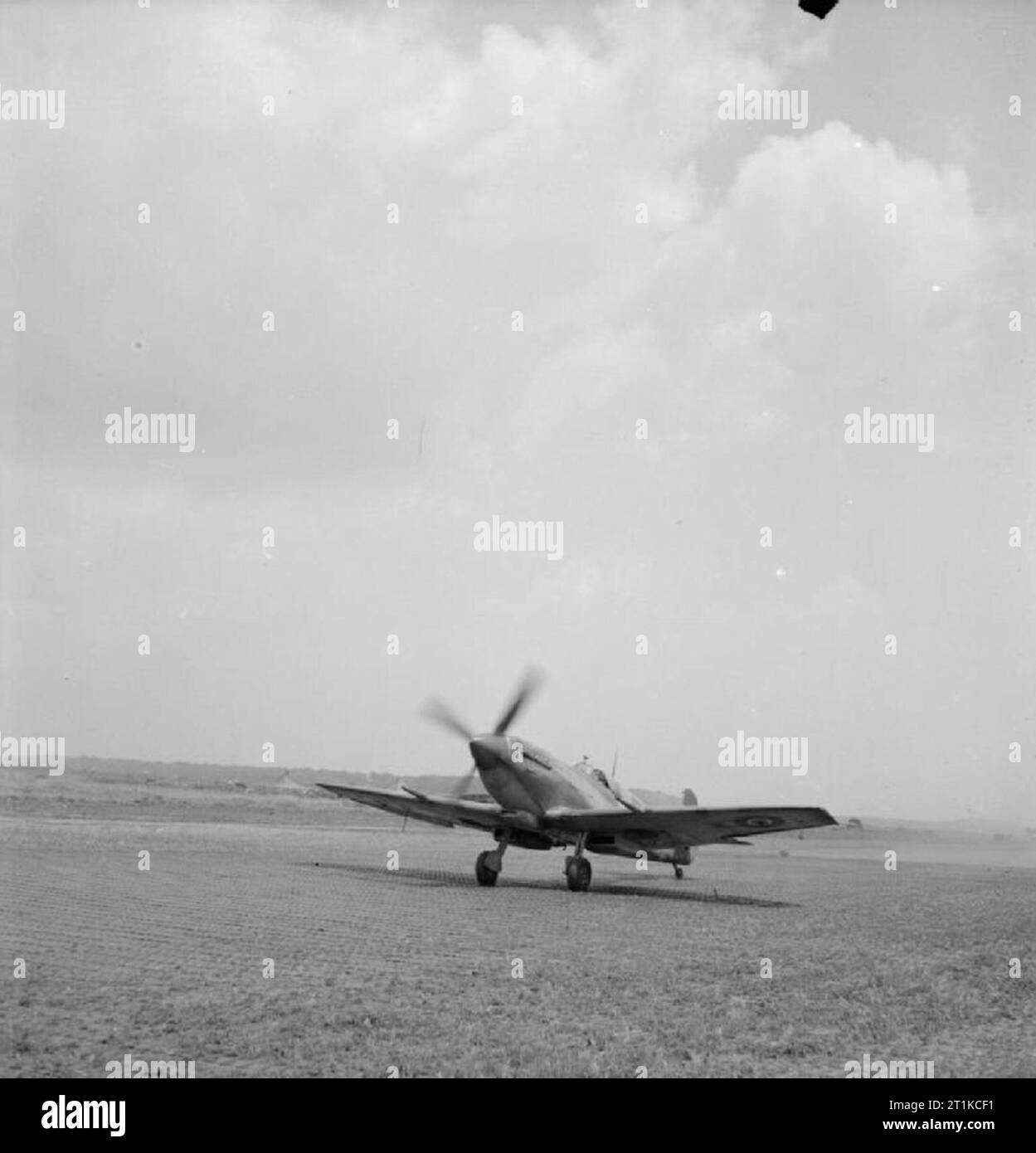 Royal Air Force - Italien, auf dem Balkan und in Südosteuropa, 1944-1945. Ein Supermarine Spitfire Mark IX Nr. 43 Squadron RAF sich auf einer Startbahn mit durchbohrt Stahl Beplankung (PSP) von Nettuno, Italien, nach einem Ausfall. Stockfoto