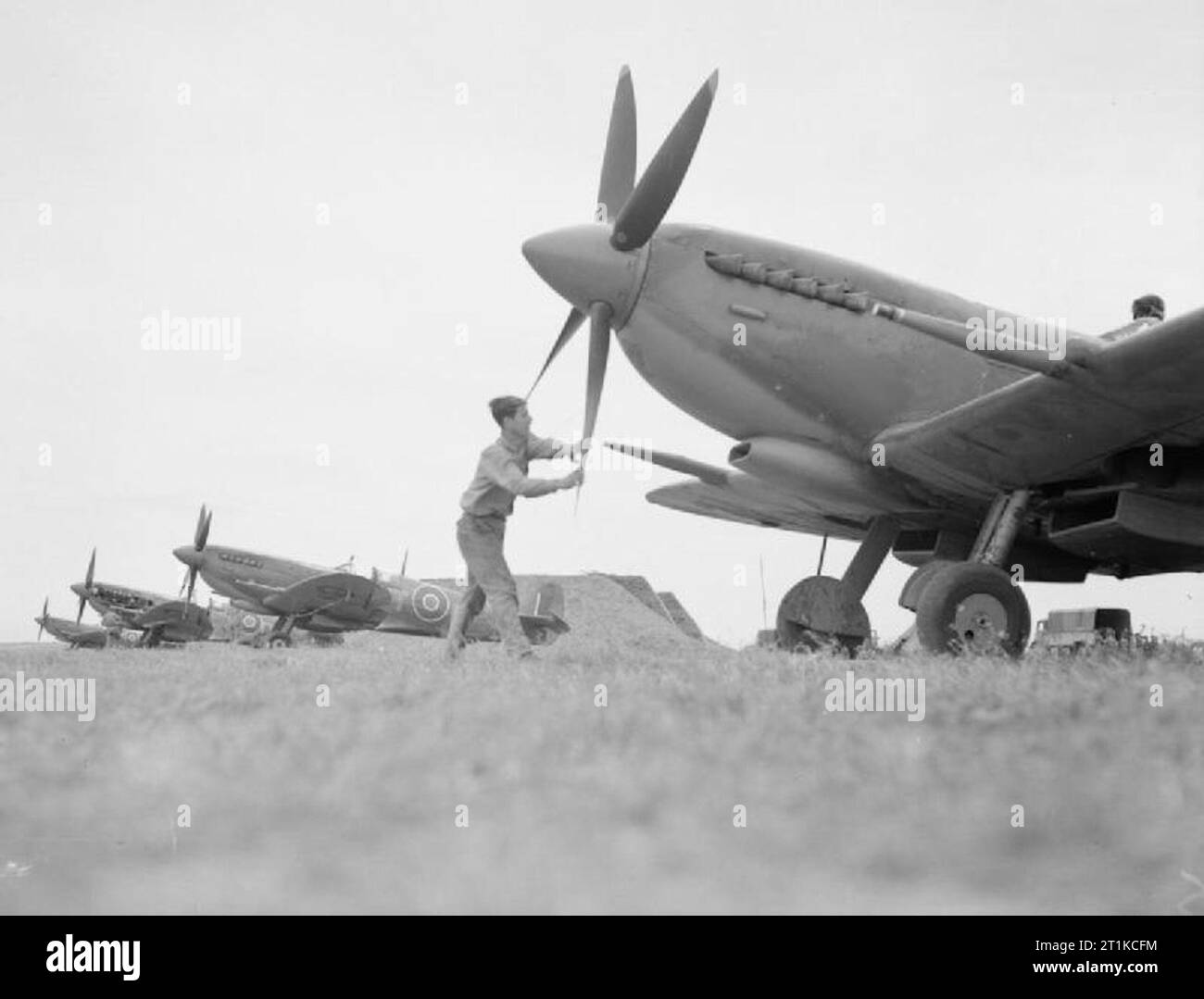 Royal Air Force - Italien, auf dem Balkan und in Südosteuropa, 1944-1945. Eine Linie der Supermarine Spitfire Mark IXs von Nr. 43 Squadron RAF von Nettuno, Italien. Ziehen an den Propeller im Vordergrund führende Aircraftman J Braun von D2 London. Stockfoto