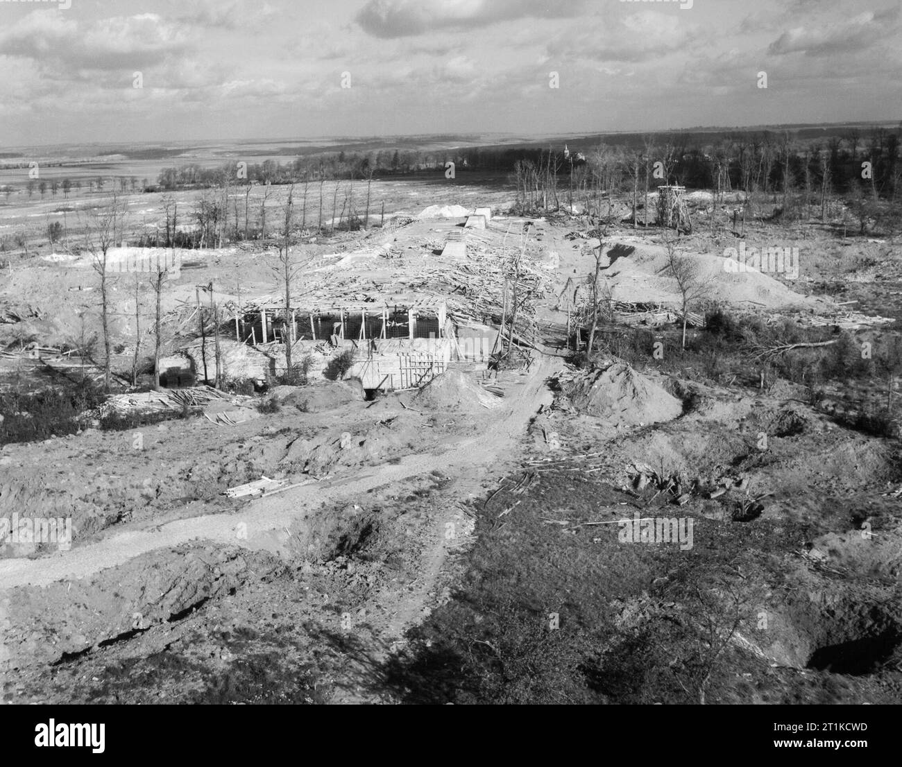 Royal Air Force Bomber Command, 1942-1945. Niedrige Schräge Luftbild mit der stark bombardiert Flying-Bombe Montage und starten Bunker an Siracourt, Frankreich, das Ziel für eine Reihe von Angriffen durch Bomber Command und der Usaaf im Juni 1944. Der letzte Angriff auf die Website wurde von 17 Avro Lancasters von Nr. 617 Squadron RAF am Nachmittag des 25. Juni 1944 gemacht. Stockfoto