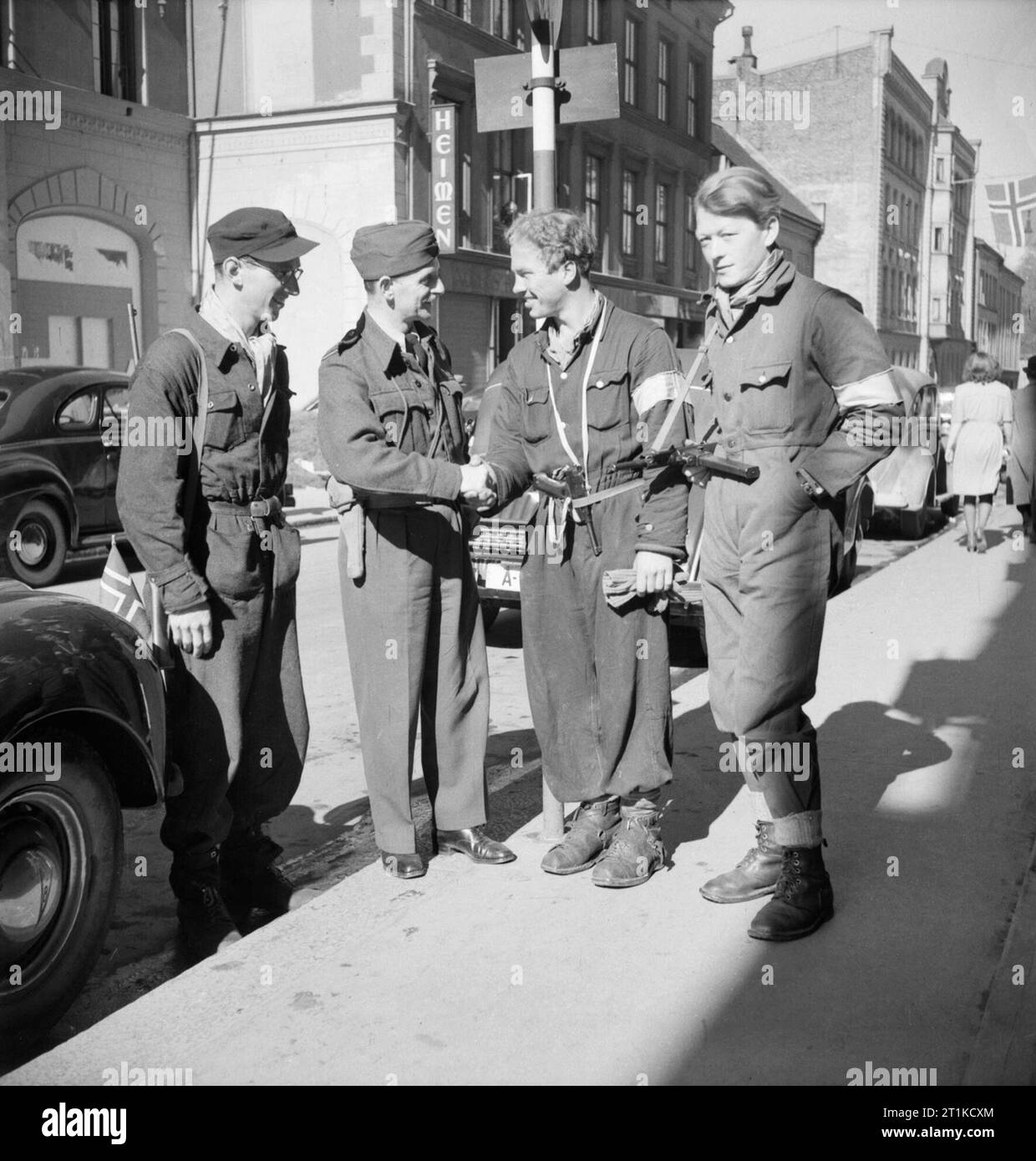 Squadron Leader J Macadam trifft sich drei norwegischen Widerstandskämpfer in Oslo nach der Ankunft der Britischen Streitkräfte in Norwegen, 11. Mai 1945. Squadron Leader J Macadam trifft sich drei norwegischen Widerstandskämpfer in Oslo nach der Ankunft der Britischen Streitkräfte in Norwegen. Stockfoto