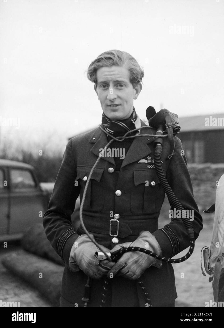 Squadron Leader Hugh "Cocky" Dundas, CO von Nr. 56 Squadron RAF in Duxford, Cambridegshire, 2. Januar 1942. Squadron Leader H S L'Cocky' Dundas, Kommandierender Offizier der Nr. 56 Squadron RAF, in Duxford, Cambridegshire. Dundas abgeschossen Mindestens 6 feindliche Flugzeuge im Vereinigten Königreich zwischen 1940 und 1943. Übernahm er Befehl des 56. Geschwaders im Dezember 1941, und 1943 wurde er in die Malta veröffentlicht Nr. 244 Wing RAF durch die sizilianische und italienische Kampagnen zu führen. Im Jahre 1944 wurde er einer der jüngsten Gruppe Kapitäne in der RAF und, am Ende des Krieges hatte seine Gesamtmenge von Siege auf 11 erhöht. Stockfoto