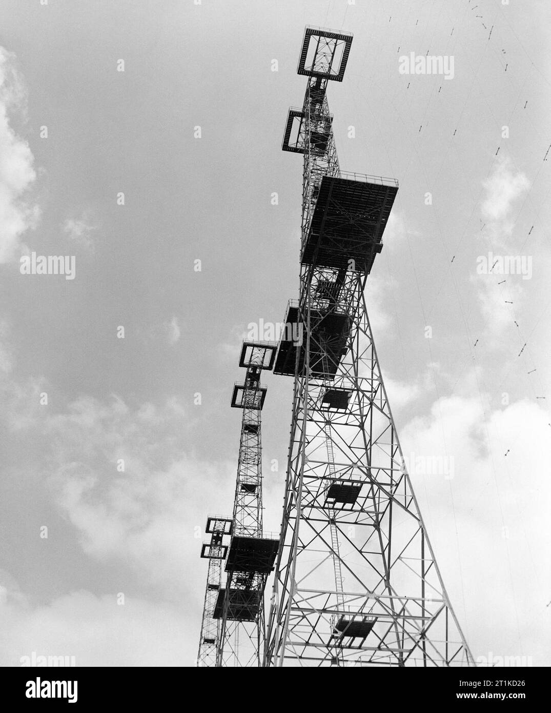 Die 360 ft Sendemasten bei bawdsey Kette Home Radarstation, Suffolk, Mai 1945. Kette Home: AMES Typ 1 CH Ostküste, 360 ft Senderantenne Türme an Bawdsey CH Station, Suffolk. Stockfoto