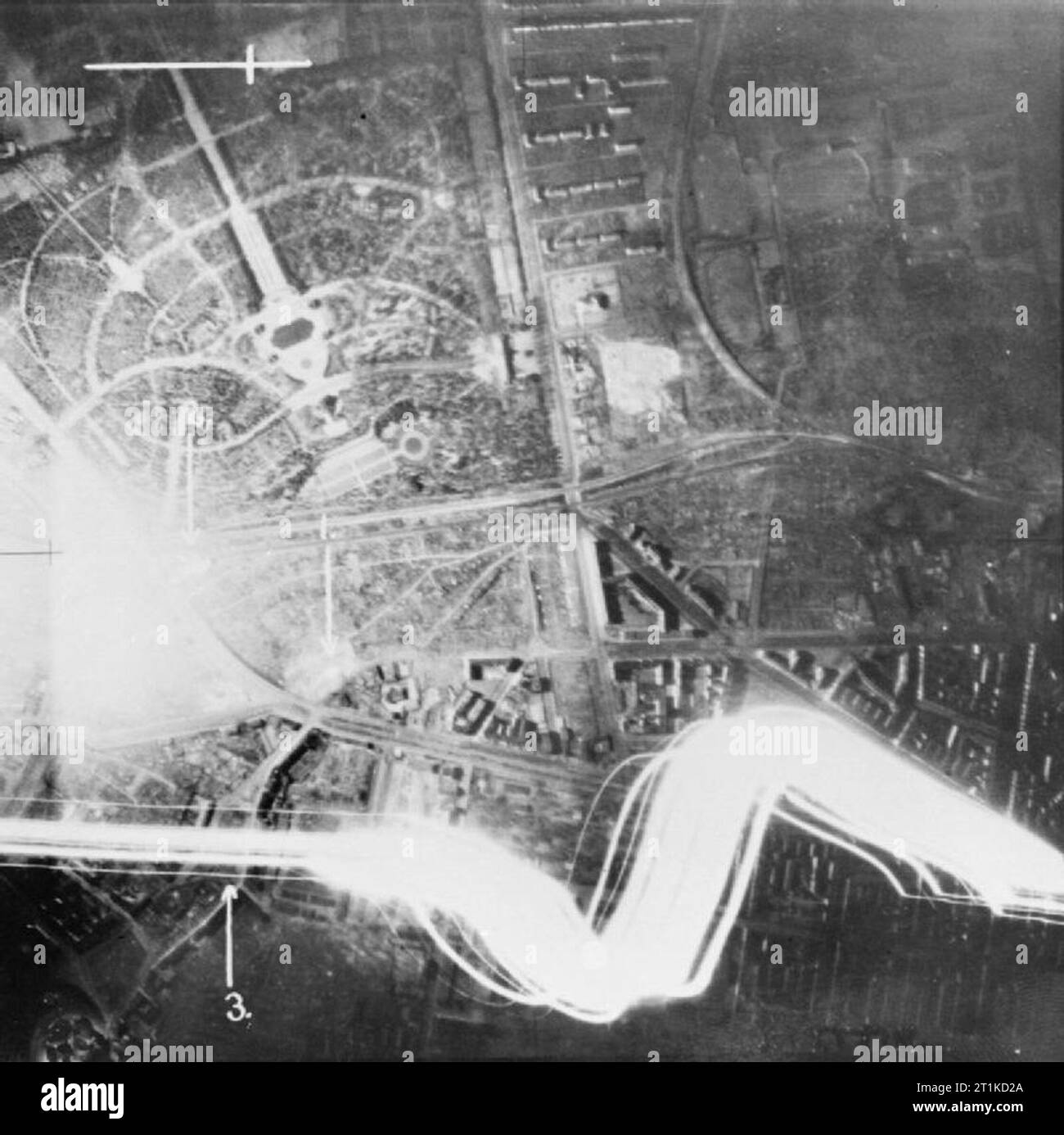 Royal Air Force Bomber Command, 1939-1941. Vertikale Luftaufnahme über Stettin zu Beginn der Nacht Angriff genommen, vielleicht, dass vom 14.-15. Oktober 1940. Bomben explodieren ('1' und '2') in der Nähe der Viadukt der Bahnlinie auf berlinerstrasse. Stockfoto