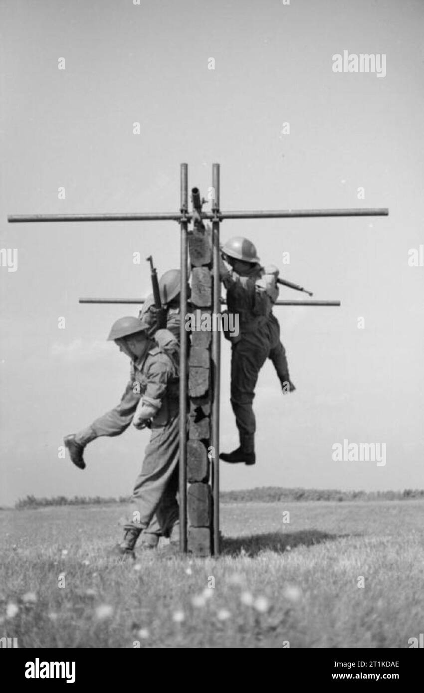 Die Royal Air Force Regiment, 1942-1945. Männer der RAF Regiment üben Techniken in erhalten über eine hohe Mauer während der Ausbildung auf einer Angriff Kurs an Bradwell Bay, Essex. Stockfoto