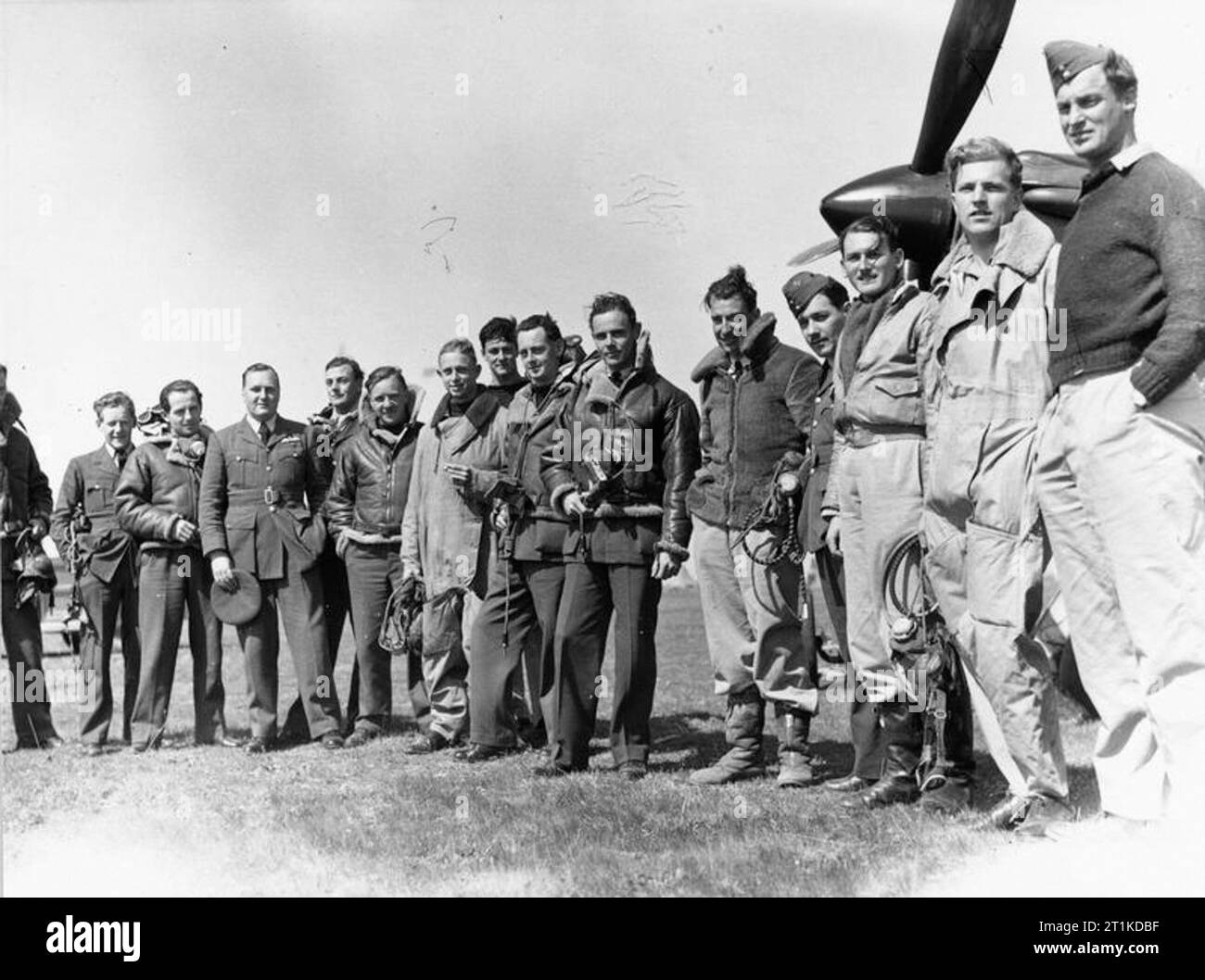 Piloten von Nr. 33 Squadron RAF, an Larissa, Griechenland, mit Hawker Hurricane Mark I, V 7419, im Hintergrund. Sie sind (von links nach rechts); Pilot Officer P R W Wickham Fliegen Offiziere D T Moir V C "Woody" Woodward Flight Lieutenant J M 'Pop' kleinen fliegenden Offiziere E H 'Dixie' Dean F Holman (k.i.a. 20. April 41) E F 'Holz' Woods (k.i.a. 17. Juni 1941) Pilot Officer C A C Chetham (k.i.a. 15. April 1941) Flight Lieutenant M Junge Squadron Leader M St. J 'Pat' Pattle (Squadron kommandierenden Offizier, k.i.a. 20. April 1941) Flying Officer H J Starrett (gestorben von Verbrennungen 22 1941) Flight Lieutenant G Rumsey (Squadron EIN Stockfoto