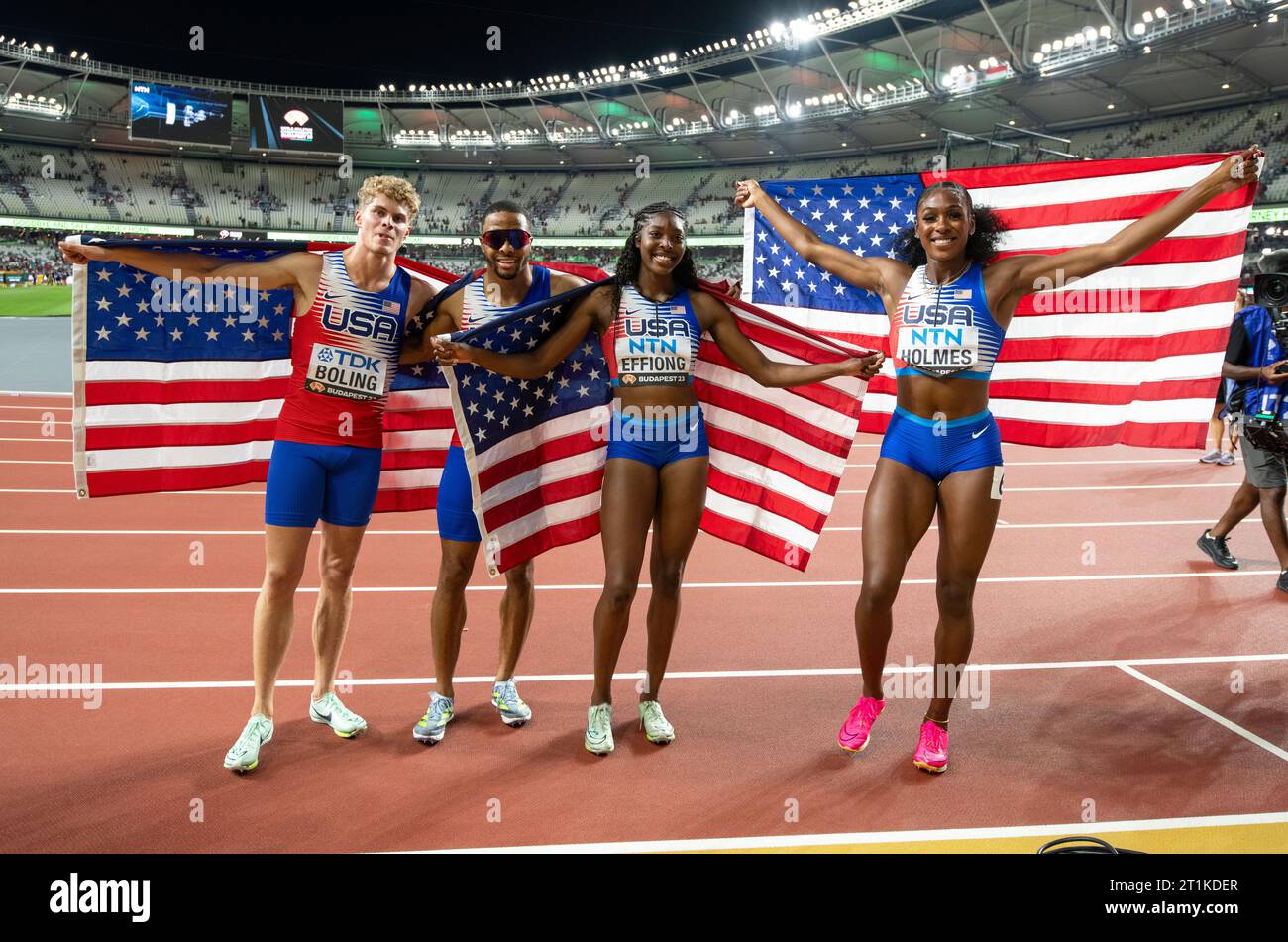 Matthew Boling, Justin Robinson, Rosey Effiong und Alexis Holmes aus den USA feiern, nachdem sie eine Goldmedaille in der gemischten 4x400-m-Staffel im Worl gewonnen haben Stockfoto