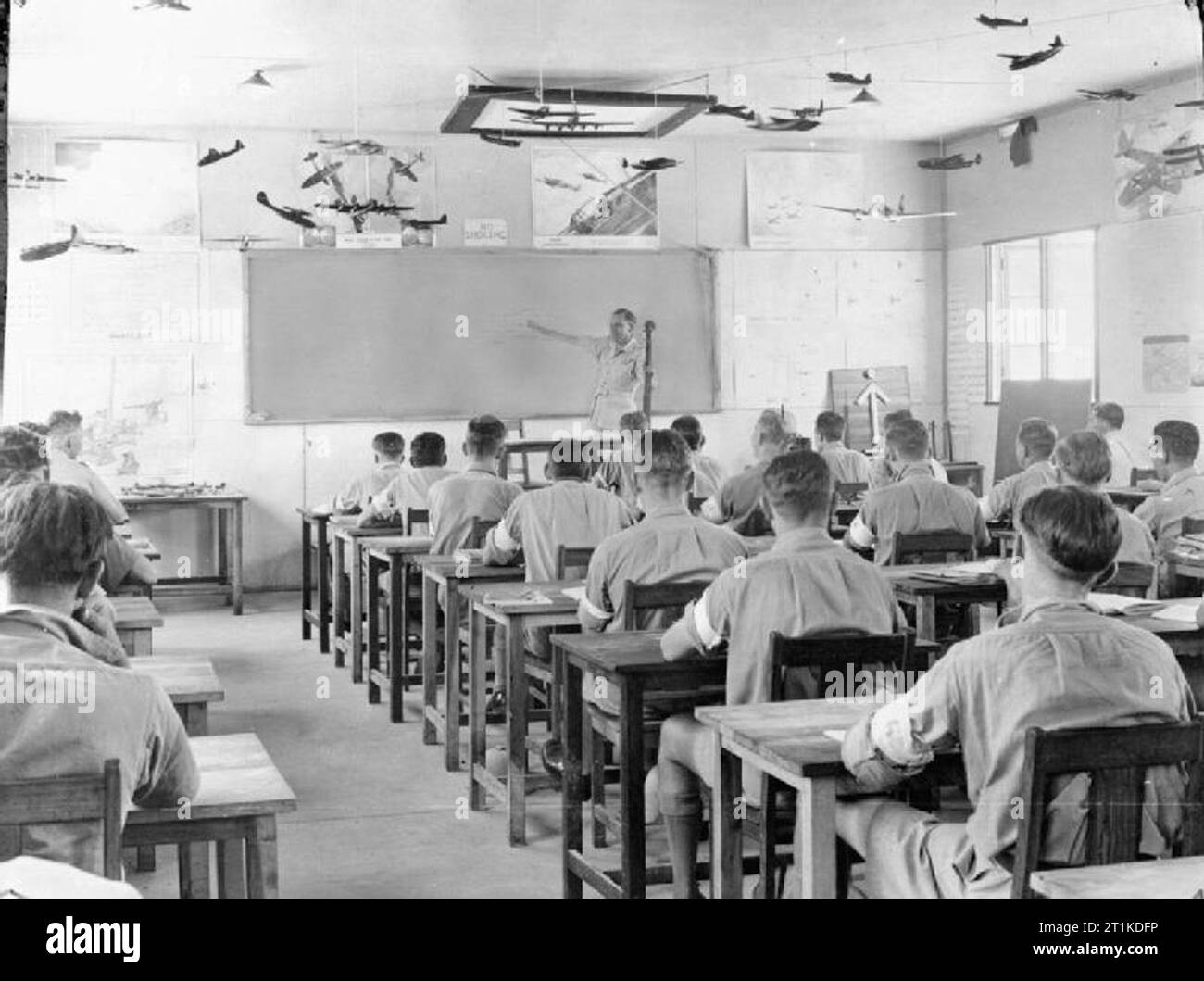 Ausbildung der Royal Air Force Aircrew in Rhodesien, 1943 Royal Air Force air gunners Klasse erhalten - Zimmer Anweisung an eine Schule in Südrhodesien. Der Ausbilder ist Pilot Officer J Ward. Stockfoto