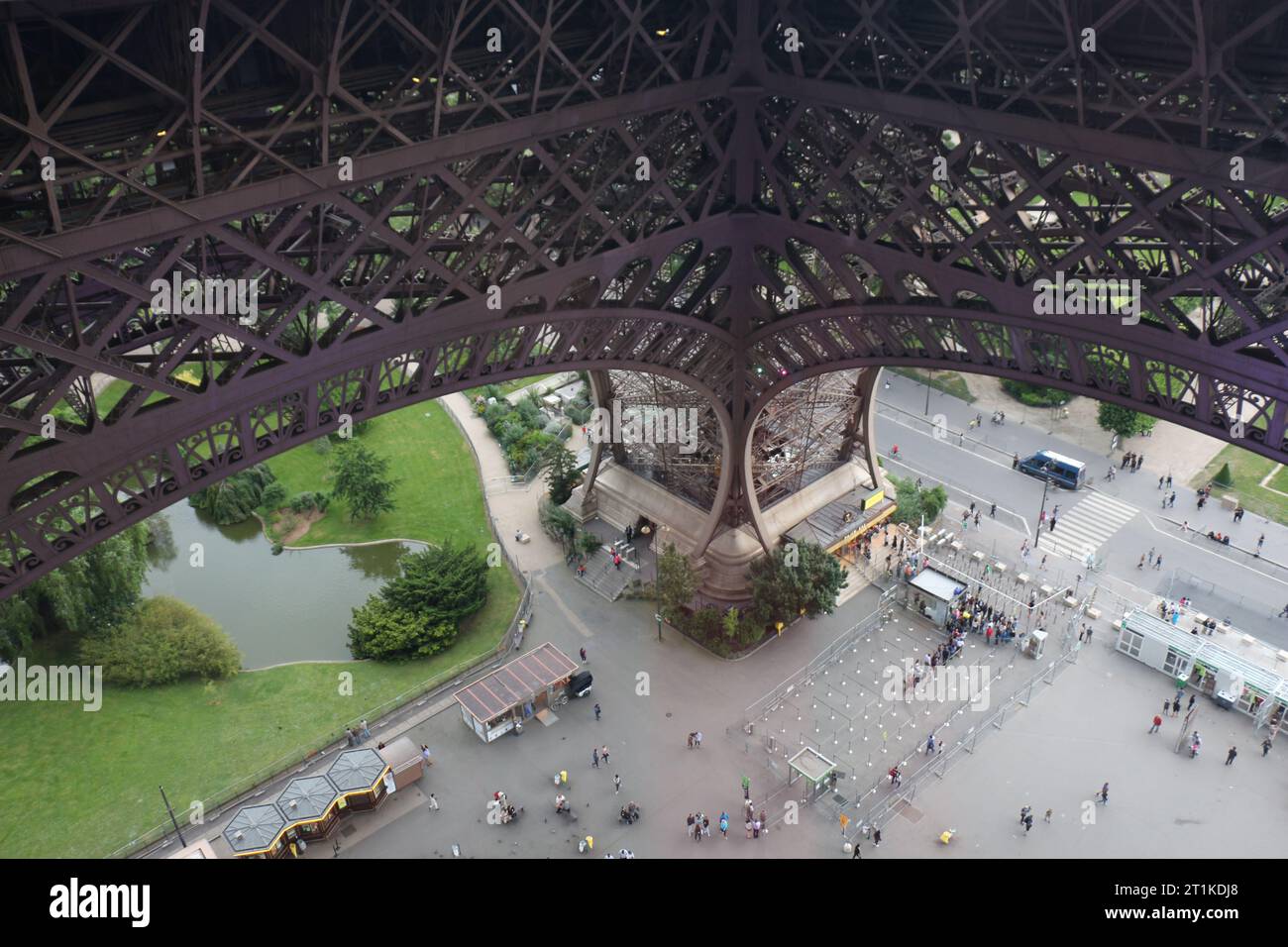 Beobachten Sie vom Eiffelturm aus, während Besucher ihre Erkundungen erkunden und Tickets für ihren Aufstieg kaufen Stockfoto