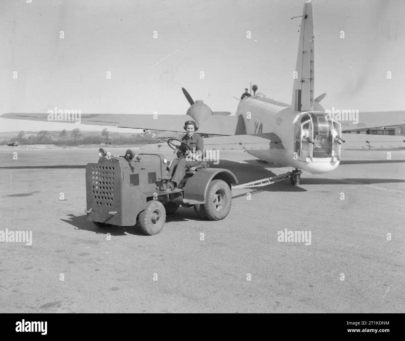 Royal Air Force 1939-1945 - Coastal Command Wellington XIV HF 385 von No 612 Squadron, des Abschleppens an Chivenor, April 1944. Der WAAF Fahrer des Traktors ist 20-jährige LACW Felicity Lambert. Stockfoto