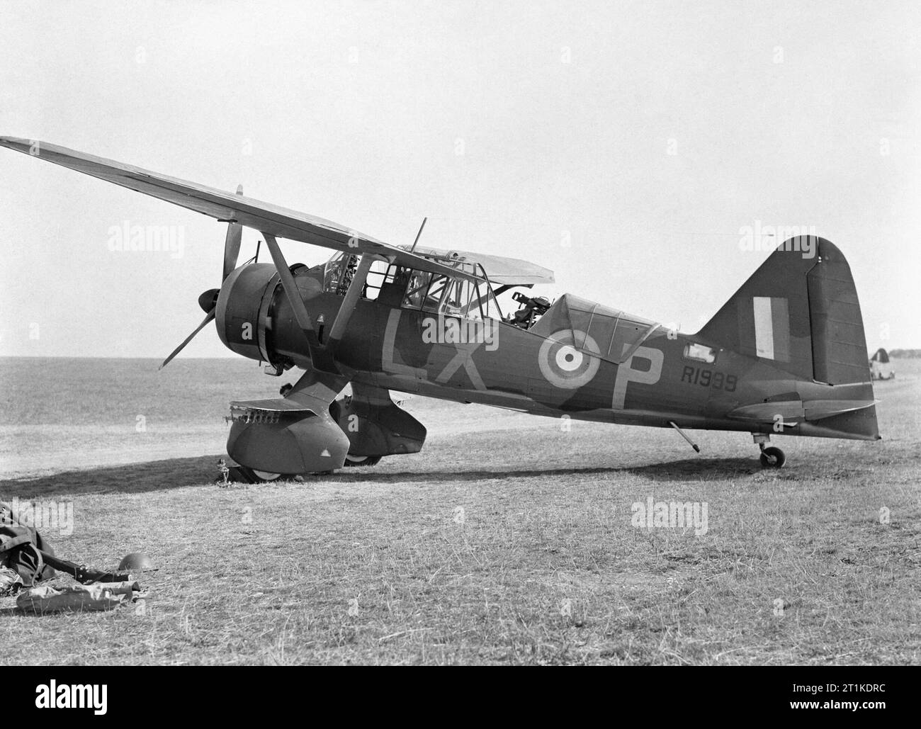Nr. 22 (Armee Zusammenarbeit) Group, Royal Air Force, Juni - November 1940. Westland Lysander Mark II, R 1999" LX-P', der Nr. 225 Squadron RAF, gewartet auf Tilshead, Wiltshire. Hinweis Die einzelnen Lewis Mark III Maschine Gewehr auf seine Fairey Montage im hinteren Cockpit. Stockfoto