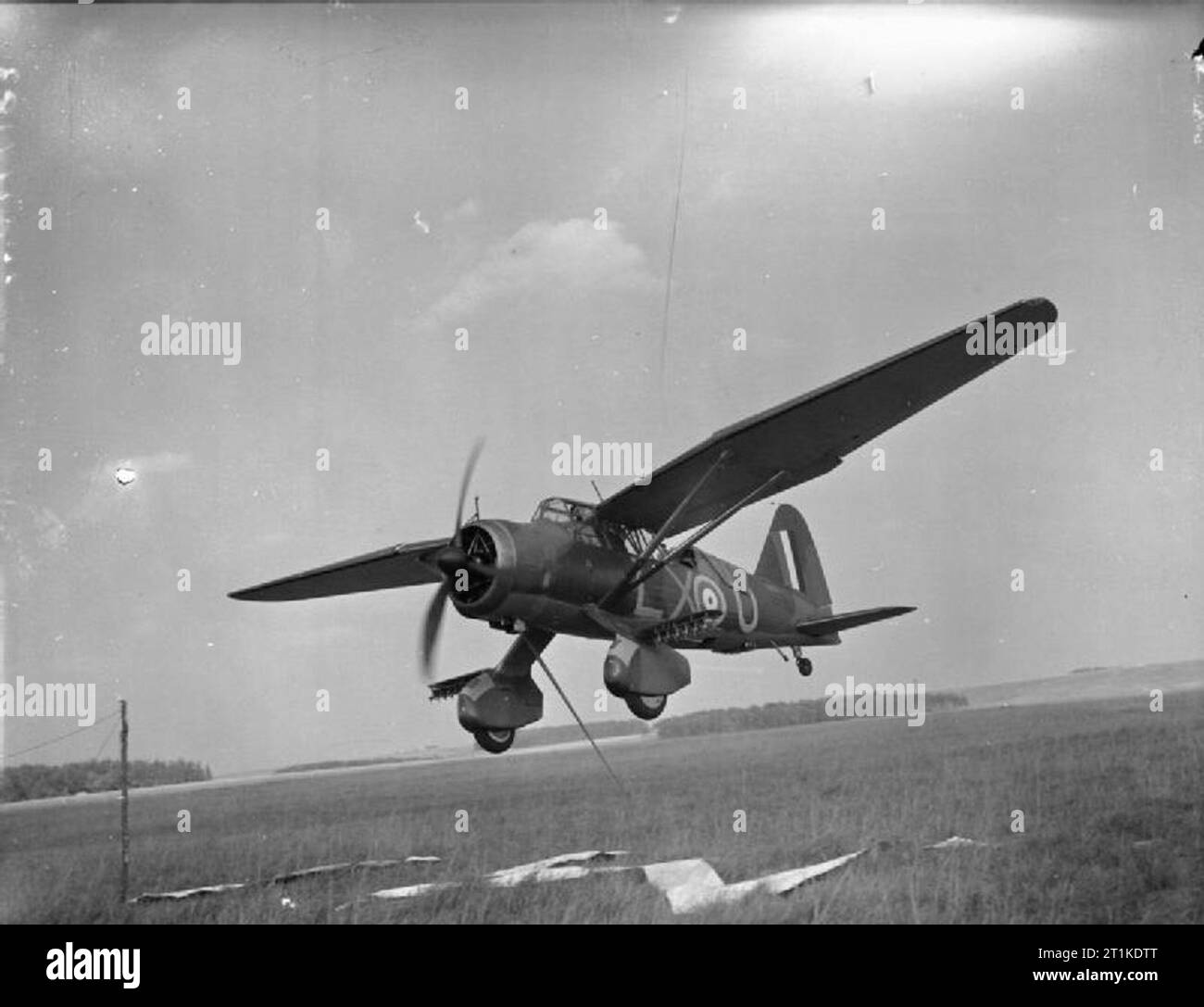 Nr. 22 (Armee Zusammenarbeit) Group, Royal Air Force, Juni - November 1940. Westland Lysander Mark II, R 2007 "LX-U', Nr. 225 Squadron RAF entfaltet seine ventralen Nachricht Haken für eine Pick-up während eines Trainings Flug bei Tilshead, Wiltshire. R 2007 später flog mit einer Reihe von Einheiten, einschließlich Nr. 13 und 2 Staffeln RAF, Nr. 7 Anti-aircraft Zusammenarbeit, Nr. 239 Squadron RAF, und im Fernen Osten mit beiden Nr. 1 und Nr. 2 Staffeln von der indischen Luftwaffe. Das Flugzeug wurde schließlich nach einer schweren Landung am Risalpur am 16. März 1943 geschrieben, während Sie mit Nein, 151 (Kämpfer) Betr. Stockfoto