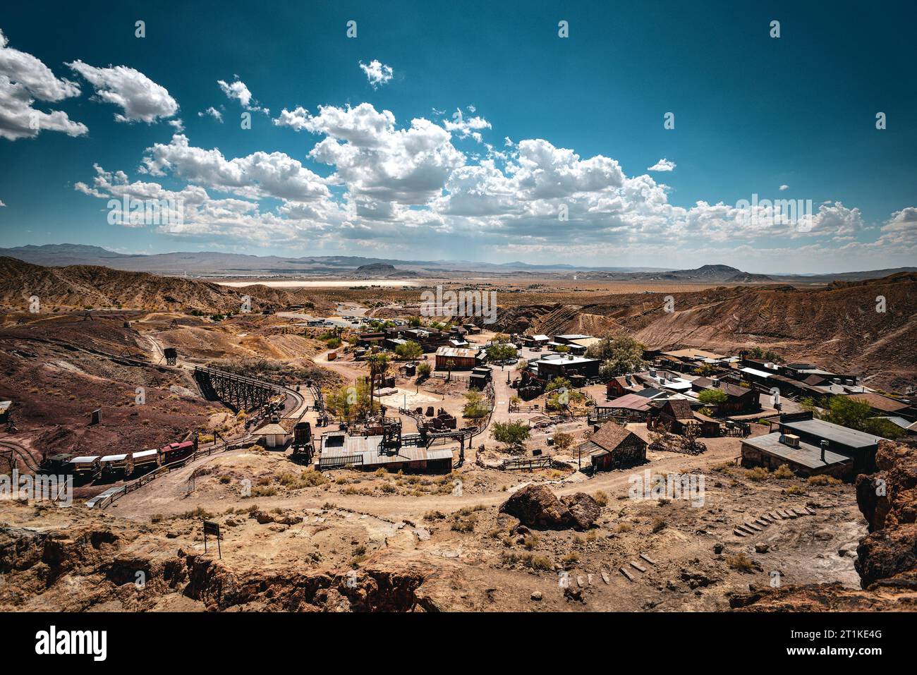 Hochwinkelblick auf Calico Geisterstadt in der Mojave-Wüste, Kalifornien Stockfoto