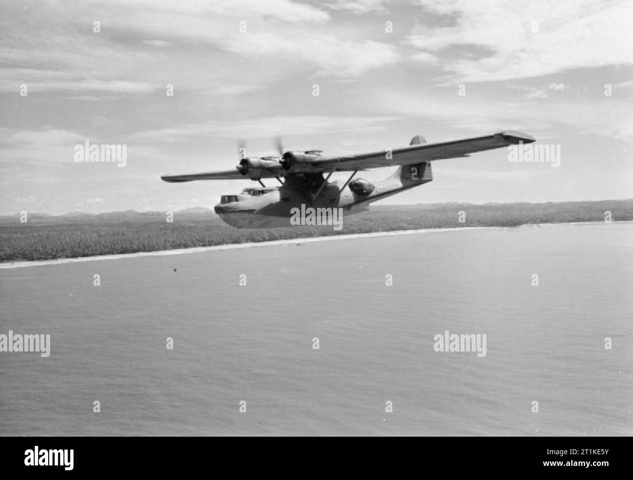 US-amerikanische Flugzeuge im Royal Air Force Service 1939-1945, konsolidiertes Modell 28 Catalina. Catalina Mark IB FP244/G-AGFM?2? "Altair Star", betrieben von QANTAS, fliegt am Ende eines Langstreckenflugs von Australien entlang der Küste Ceylons. Stockfoto