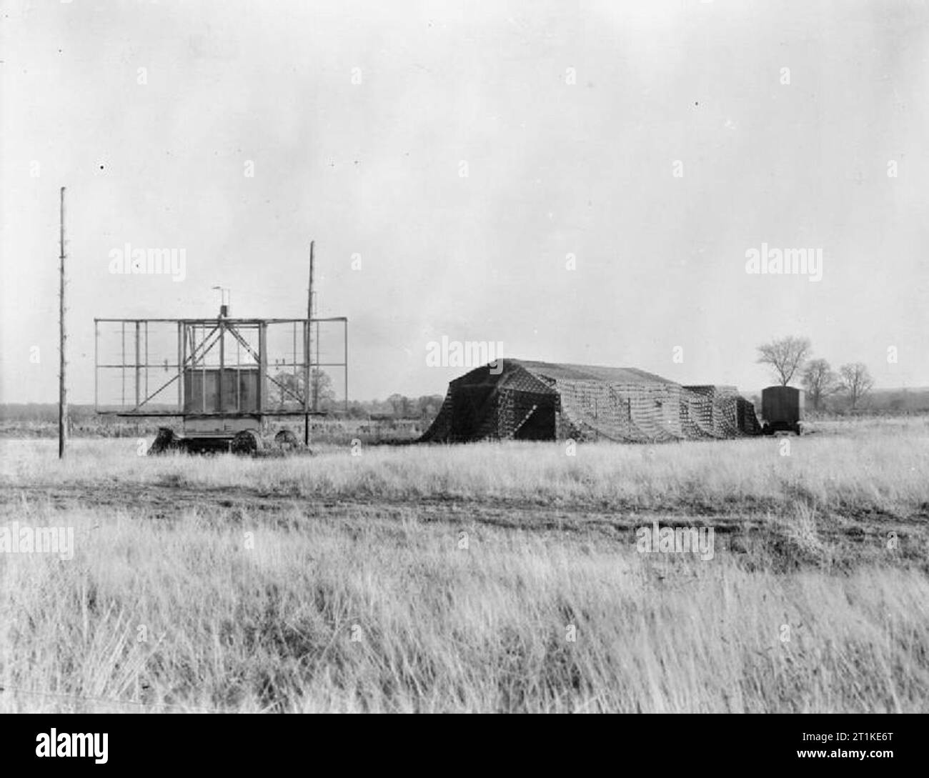 Royal Air Force Radar, 1939-1945. Ground Control des Abfangens: AMES Typ 15 mobile GCI-Station. Der Sender/Empfänger Antenne können auf der linken Seite gesehen werden. Die Antenne war in der Lage, um die vertikale Achse zu drehen, und seine Leistung war auf einem Plan - Positionsanzeige (PPI) angezeigt. Der Typ 15 ist für die Flugverkehrskontrolle in Vorwärts Standorten verwendet. Der Trailer auf der rechten Seite ist ein Generator, Strom bereitstellen, um die Arbeitsgänge anzuzeigen, die in der Hütte. Stockfoto