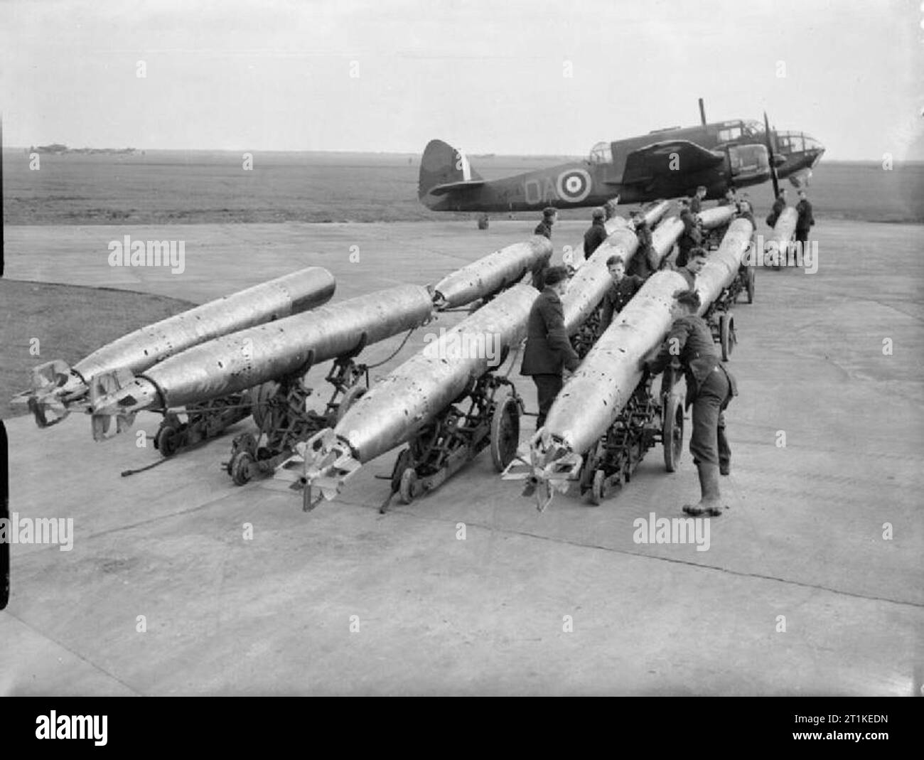 Royal Air Force Coastal Command, 1939-1945. Mark XI Lufttorpedos auf Karren in Richtung Bristol Beaufort Mark I, L 4516 "OA-W', Nr. 22 Squadron RAF bei North Coates, Lincolnshire. Kurz nach diesem Foto wurde aufgenommen, L 4516 wurde zerstört, wenn es nach einer Nacht take-off von North Coates gekippt und auf dem Boden in der Nähe von Marshfield, Sprengkräftig die Mine es trug. Stockfoto
