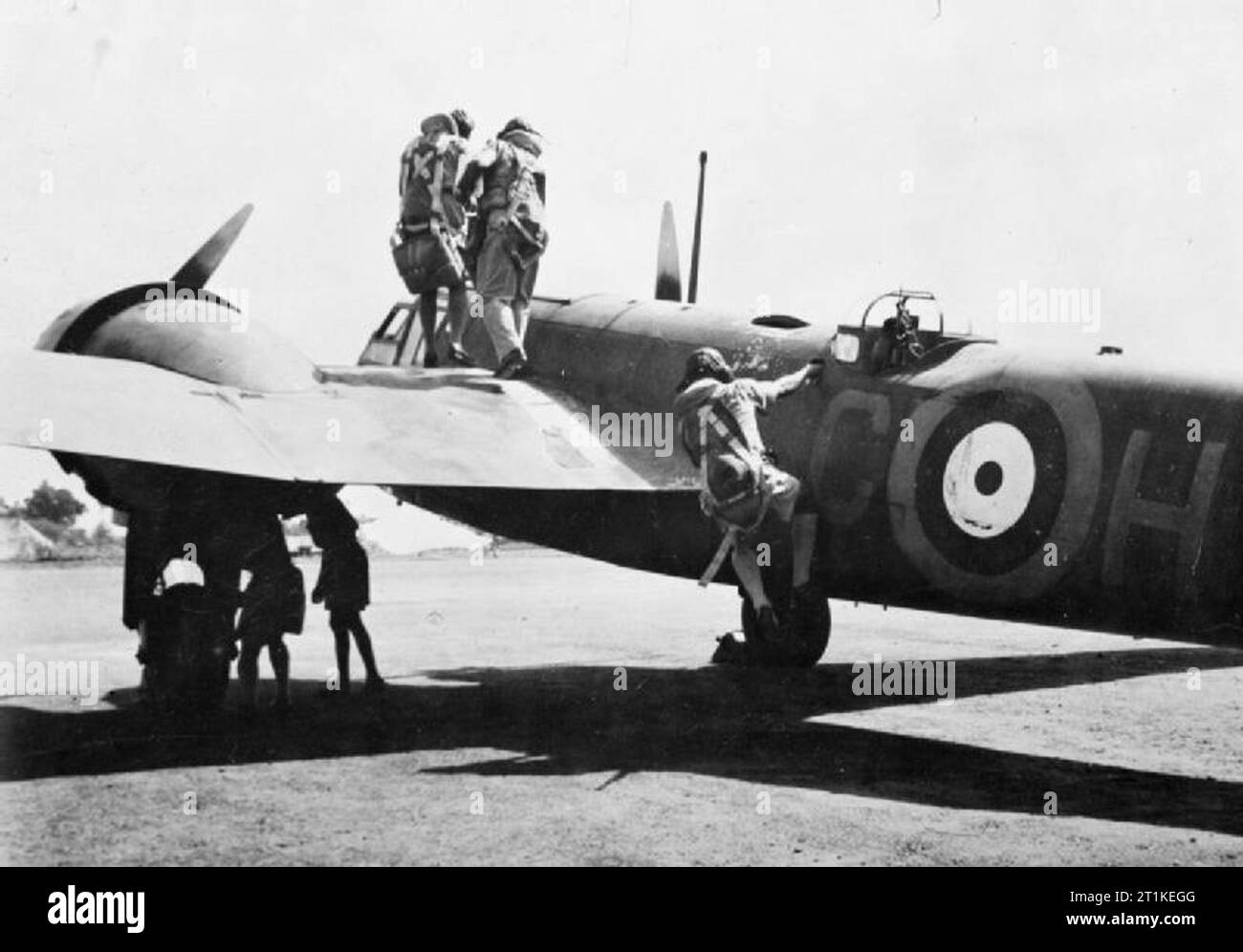 Die indische Luftwaffe und Royal Indian Air Force, 1939-1945. Die Besatzung des Bristol Blenheim Mark I der Nr. 3 Küsten- Flug in ihre Flugzeuge vor ona Patrol. Foto wurde wahrscheinlich in Dum Dum, Indien, nach Abzug der Einheit aus Burma. Stockfoto