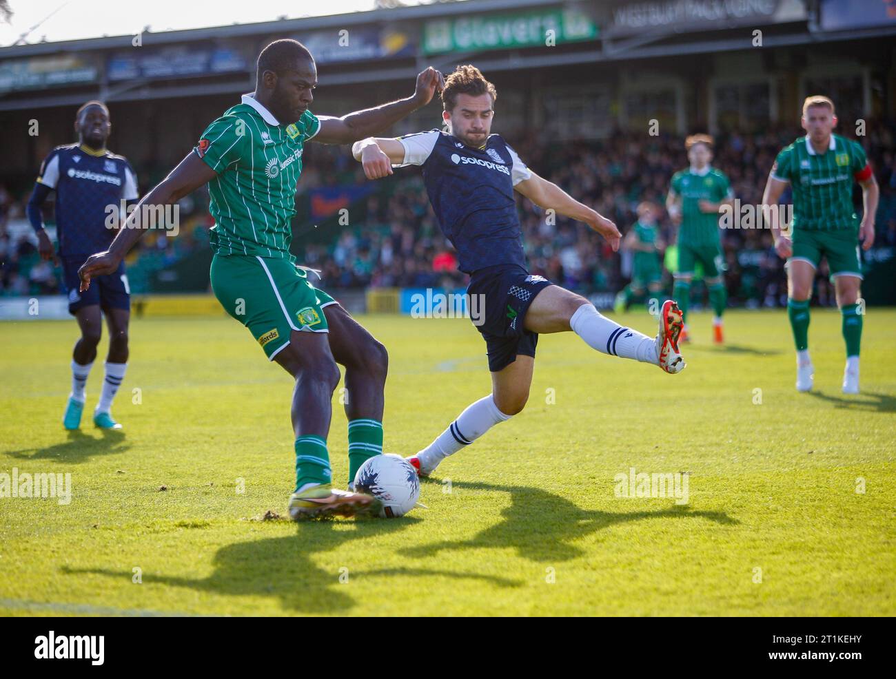 Frank Nouble aus Yeovil Town und Jack Bridge aus Southend vereinten sich während der vierten Qualifikationsrunde des FA Cup im Huish Park Stadium in Yeovil Stockfoto