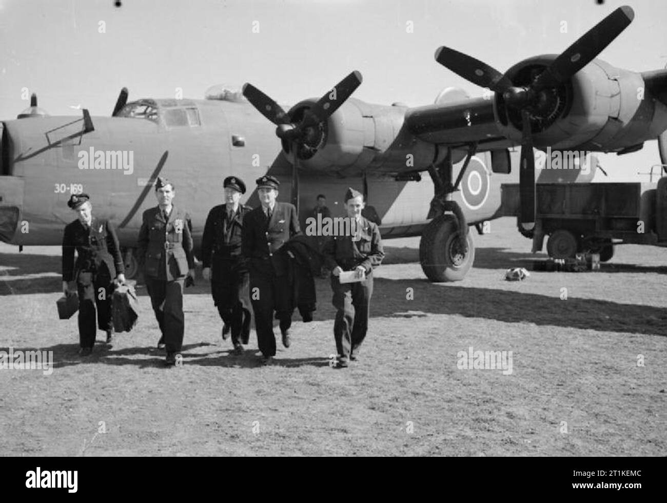 Royal Air Force Transport Command, 1943-1945. Eine gemischte Service und zivilen Besatzung von Nr. 45 Gruppe RAF lassen ihre konsolidierten Liberator B Mark VI bei Celone, Italien anreisen, nach einer Fähre Flug aus Kanada. Die Flugzeuge wurden direkt an das italienische Theater geflogen zur Ausrüstung der neu gebildeten Nr. 31 Squadron SAAF. Mitarbeiter, (von links nach rechts): Flying Officer Doyle von Sydney, Australien, (Beobachter); Pilot Officer T F Clarke von Chesterfield, Derbyshire, (zweiter Pilot); Herr eine latus von Preston, Lancashire, (radio Operator); Herr D Cardiff von Los Angeles, USA, (Captain und Pilot) und Flight Sergeant D Stockfoto