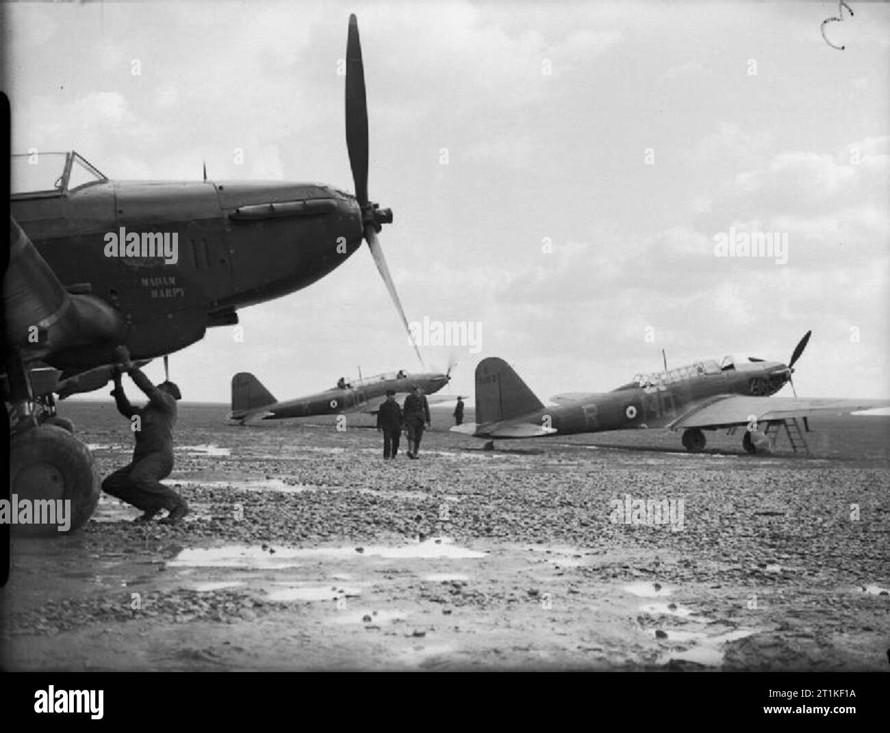 Royal Air Force - Frankreich, 1939-1940. Fairey Schlachten von Nr. 226 Squadron RAF in der Wartung auf dem Flug Linie an Reims-Champagne. Das Flugzeug auf der rechten Seite, K9183 stellen BIN Q-R', wurde unten durch Masse Flugzeugbrand schoss während angreifenden Feind Spalten süd-westlich von Luxemburg am 10. Mai 1940. Der Pilot starb an seinen Wunden, aber die beiden anderen Besatzungsmitglieder überlebten. Stockfoto