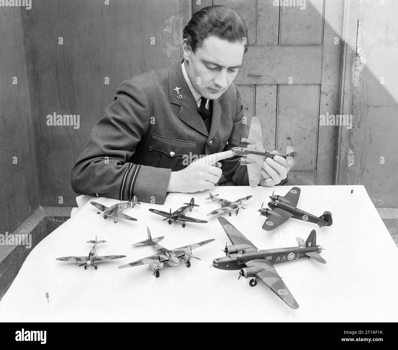 Flugleutnant J G Eadie, medizinischer Offizier am RAF No. 11 Group Headquarter in Uxbridge, fotografiert mit einem Teil seiner Sammlung von Modellflugzeugen, 16. April 1943. Stockfoto