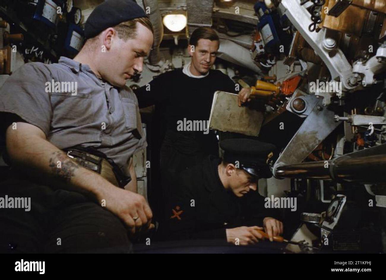 An Bord Hm-U-Boot Tribüne, 1942 eine Szene im Motor Zimmer von HMS-Tribüne. Die Abzeichen auf der Hülse der Petty Officer zeigt an, dass Er ist einer der führenden Torpedo Operator. Stockfoto