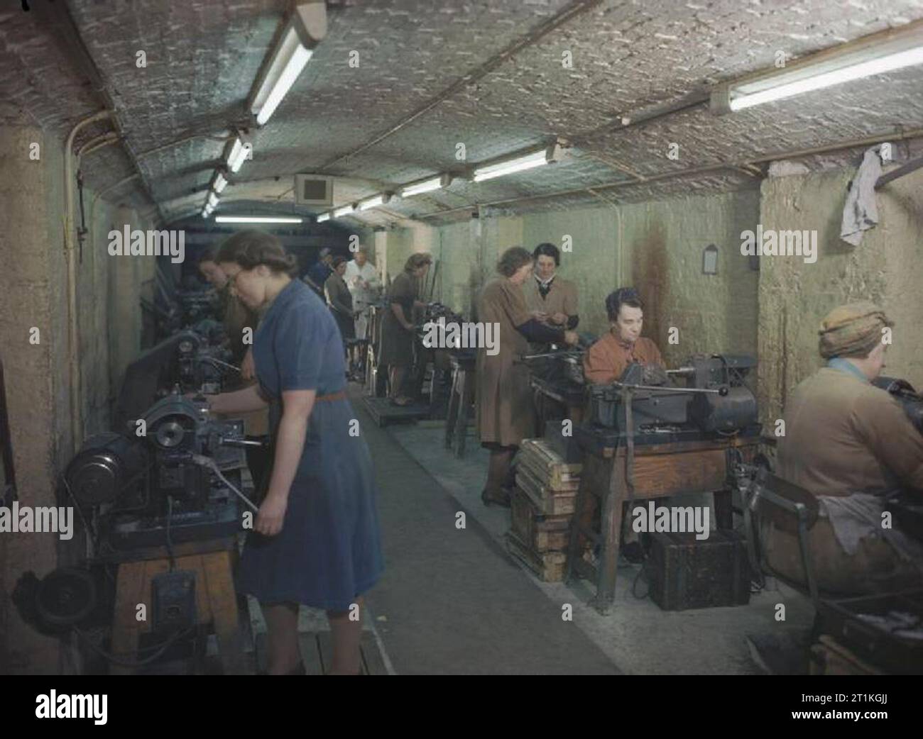 Der Heimatfront in Großbritannien 1939-1945 Der Krieg: Frauen auf 20-mm-Kanone Shells in einem unterirdischen Munitionsfabrik in Liverpool, die auch Gewehrkugeln .303 für das Ministerium für Versorgung produziert. Stockfoto