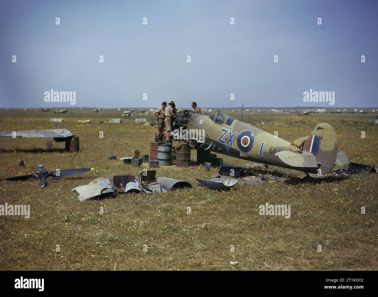 Die Royal Air Force in Tunesien, Frühjahr 1943 eine erweiterte Wartung Gerät zerlegt Supermarine Spitfire Mark IX, EN 459' ZX-1', der Polnischen kämpfende Mannschaft, zu Nr. 145 Squadron, RAF in Tunesien. Das Flugzeug war am 6. April 1943, wenn nach Abschuss eine Messerschmitt Bf 109, es wurde von einem anderen Bf 109 angegriffen und geschlagen in der Motor beschädigt. Der Pilot, Flight Lieutenant Eugeniusz Horbaczewski, war in der Lage, zu Gabes für eine Notlandung zu gleiten. Stockfoto