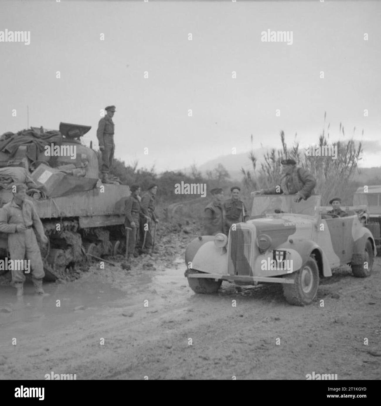Die britische Armee in Italien 1943 General Montgomery beendet seinen Personal Auto Zigaretten zu den Truppen Ausgraben eines steckengebliebenen Sherman Panzer, beim Besichtigen des Sangro vorne, 21. November 1943 an. Stockfoto