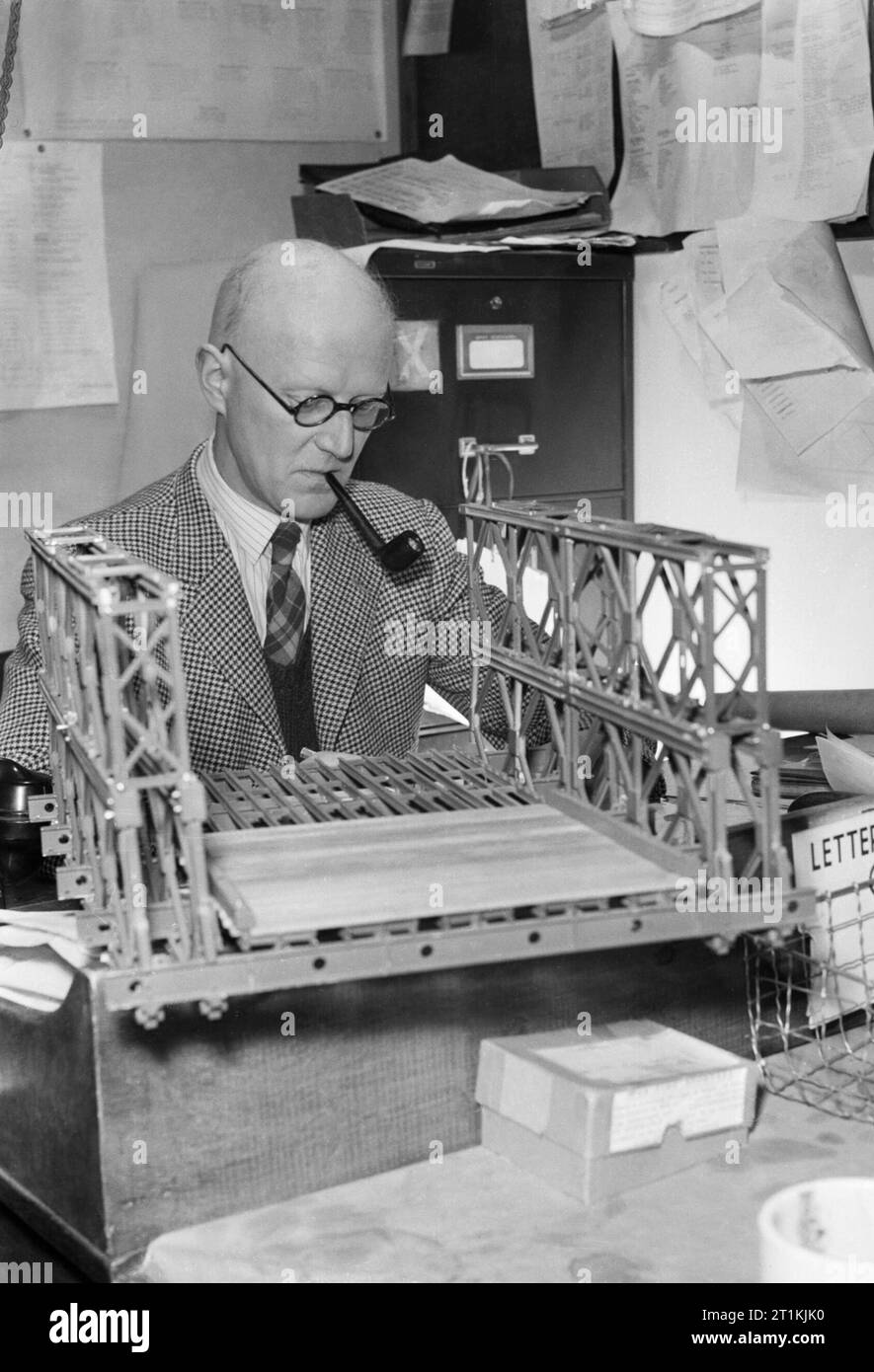 D C Bailey Designer des Bailey Brücke, UK, 1944 D C Bailey, Pfeife im