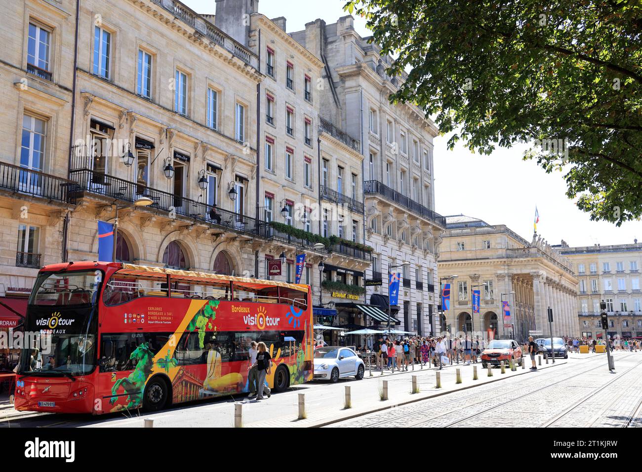 Visiotour Doppeldeckerbus vor dem Tourismusbüro von Bordeaux, um die Stadt zu besuchen. Tourismus, Touristen und Besuch in Bordeaux. Bordeaux, Gironde, Fra Stockfoto