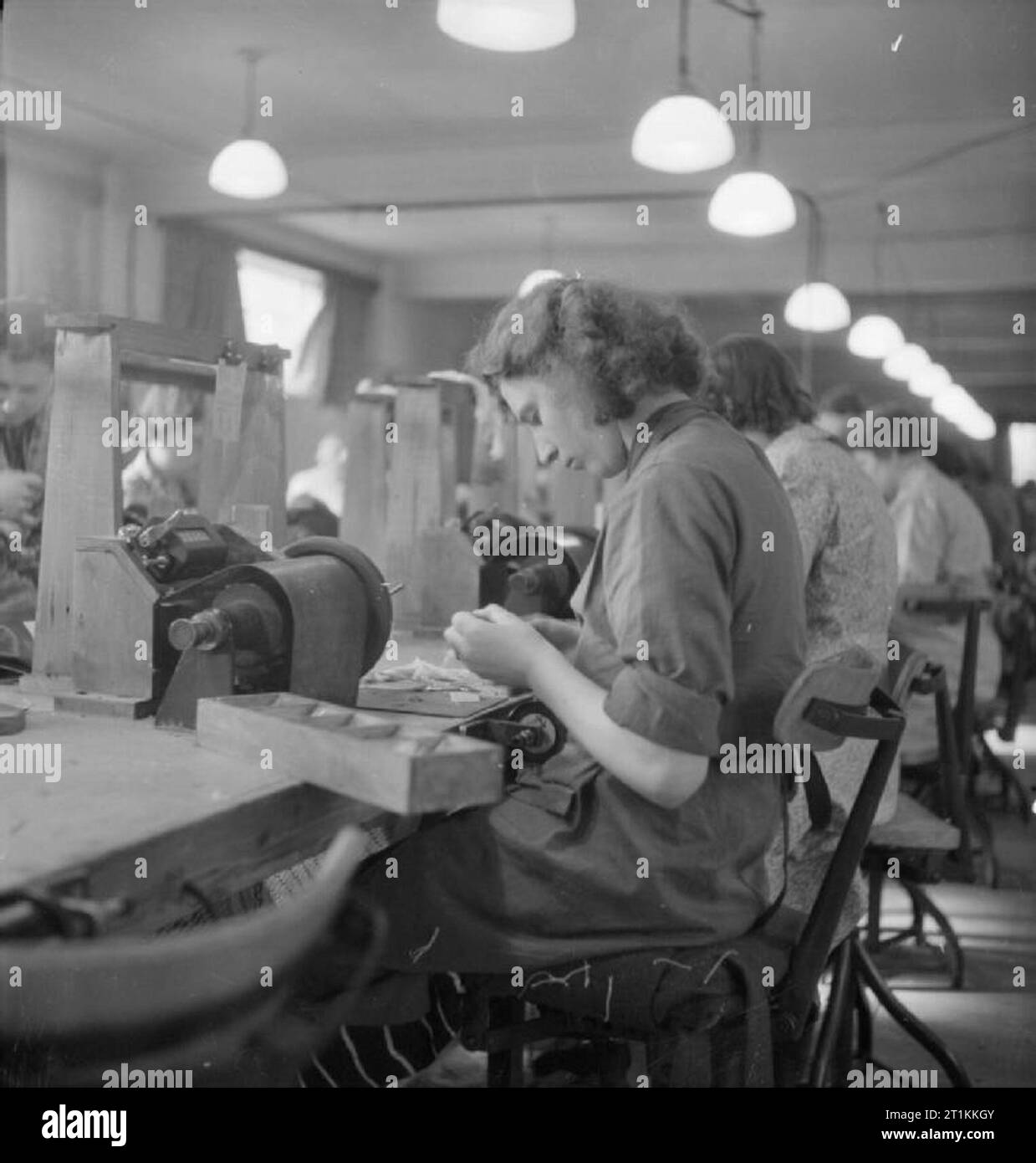 Von Sesseln zu Bomber - Krieg in Cleveland Möbel Showroom, Kingston, Surrey, 1943 Teil - Frauen Zeit krieg Wind Spulen am Cleveland Möbel Showroom, die teilweise in eine Fabrik für elektrische Anlagen für die Royal Air Force Bomber umgewandelt wurde. Stockfoto