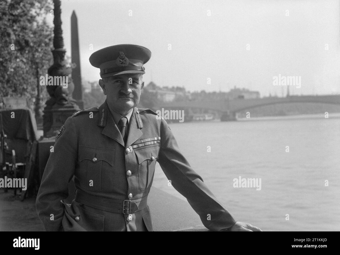 General Sir William Slim, London, England, UK, Juni 1945 ein Porträt von General Sir William Slim, stehend auf dem Bahndamm in London. Hinter ihm können gesehen werden Cleopatra's Needle, und Waterloo Bridge auch im Hintergrund sichtbar ist. Stockfoto