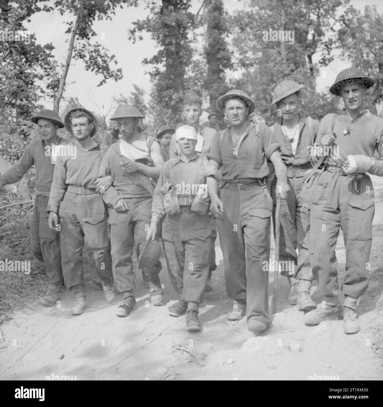 Die britische Armee in Italien 1944 Gehen verwundet zurück aus der Linie der Behandlung während der Angriff über den Fluss Gari (Rapido) auf der Gustav, 14. Mai 1944. Stockfoto