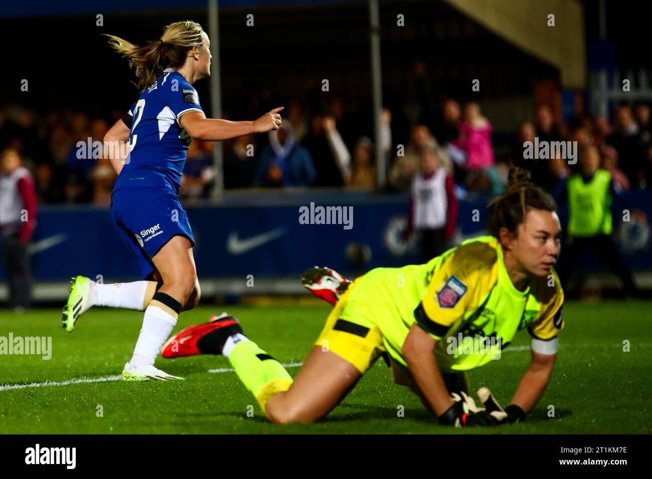 Erin Cuthbert (22 Chelsea) erzielt ihr Team beim Spiel der Barclays Womens Super League zwischen Chelsea und West Ham in Kingsmeadow in London, England. (Liam Asman/SPP) Credit: SPP Sport Press Photo. /Alamy Live News Stockfoto