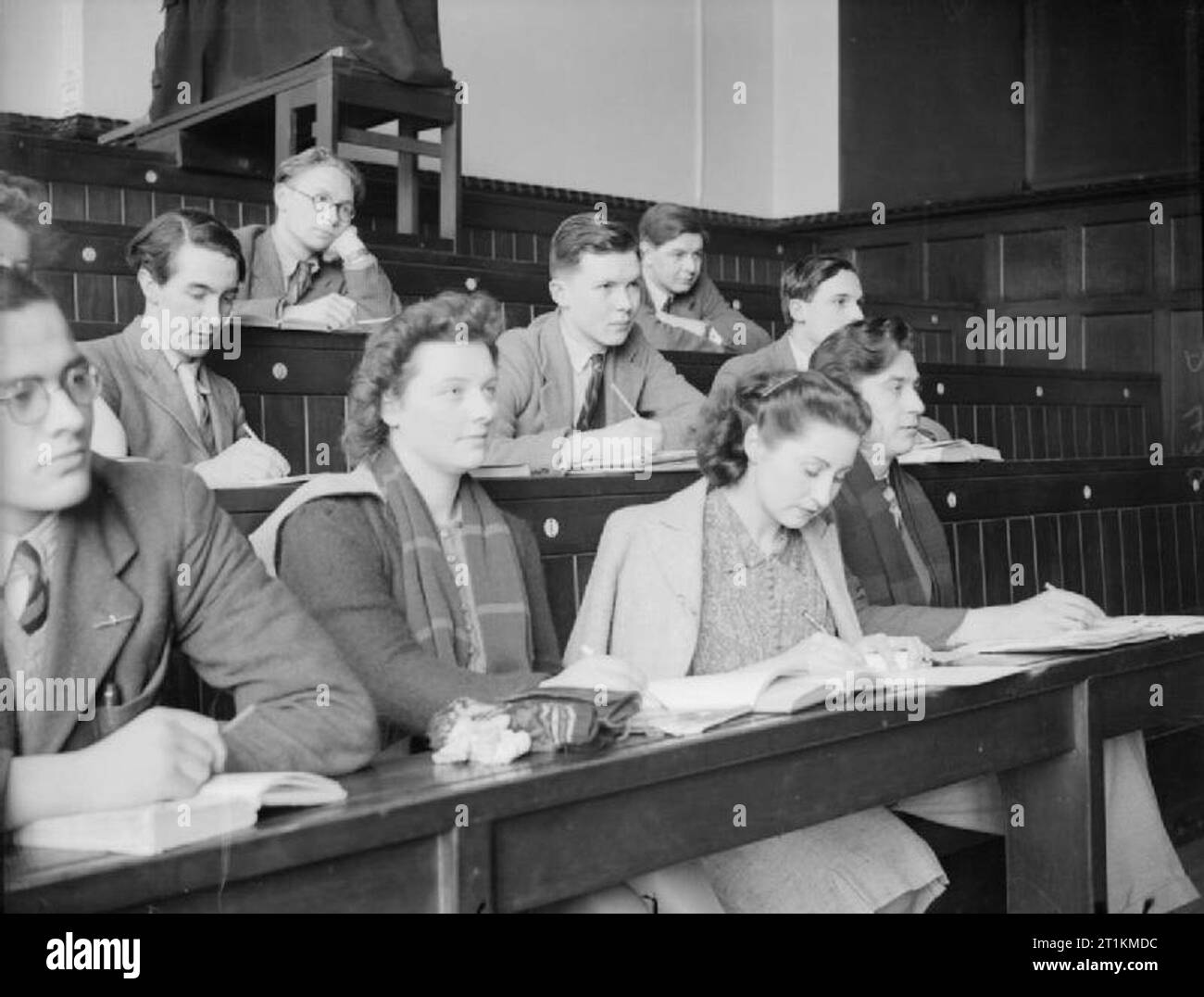 King's College London Studenten in Bristol, England, 1940 John Macdonald Paterson, zweiter von rechts, mittlere Reihe evakuiert, besucht eine Vorlesung an der Universität Bristol. Stockfoto